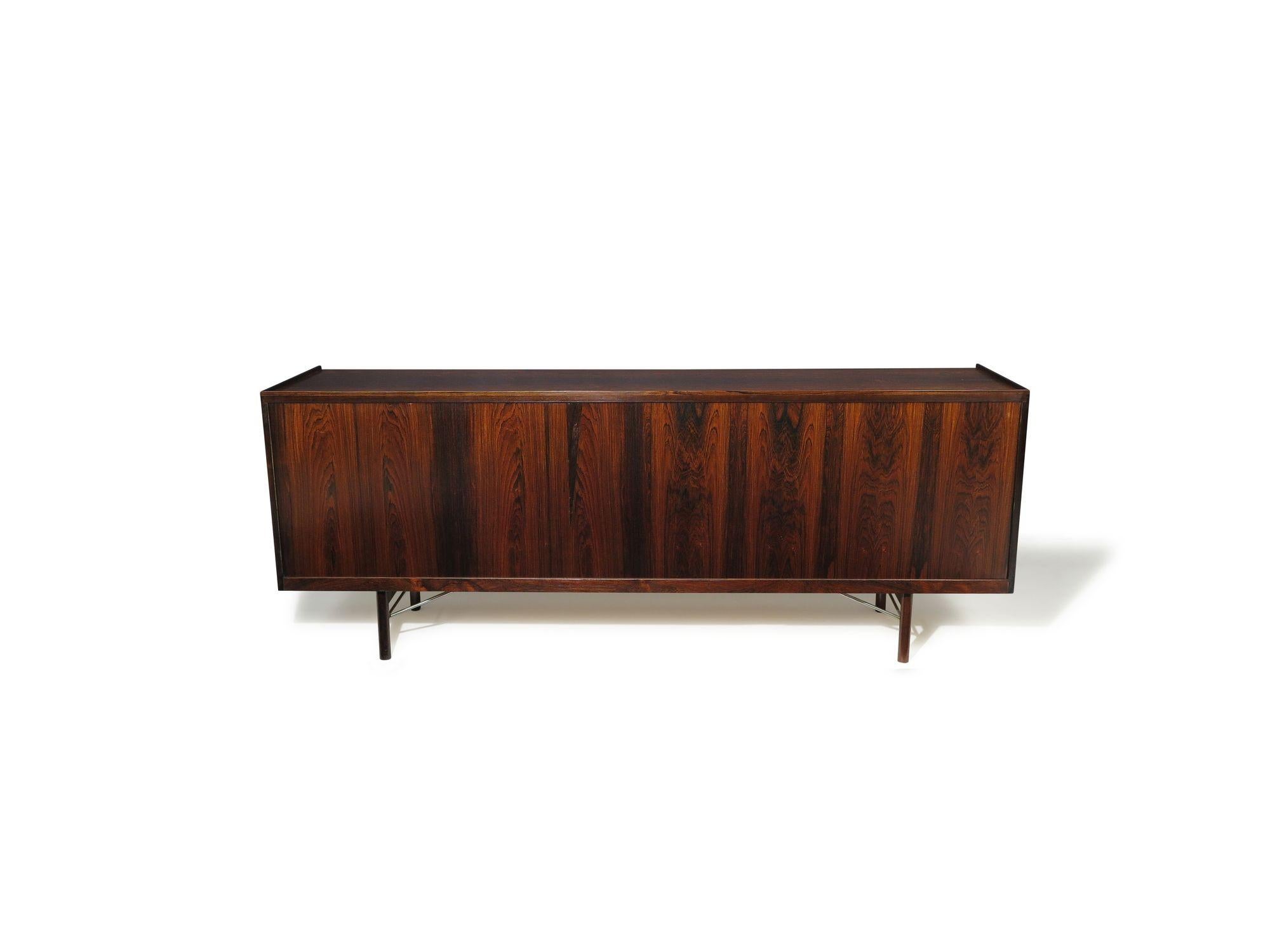 Danese Raro set Ib Kofod-Larsen Credenza / Comò e comodini Tavolini da letto in vendita