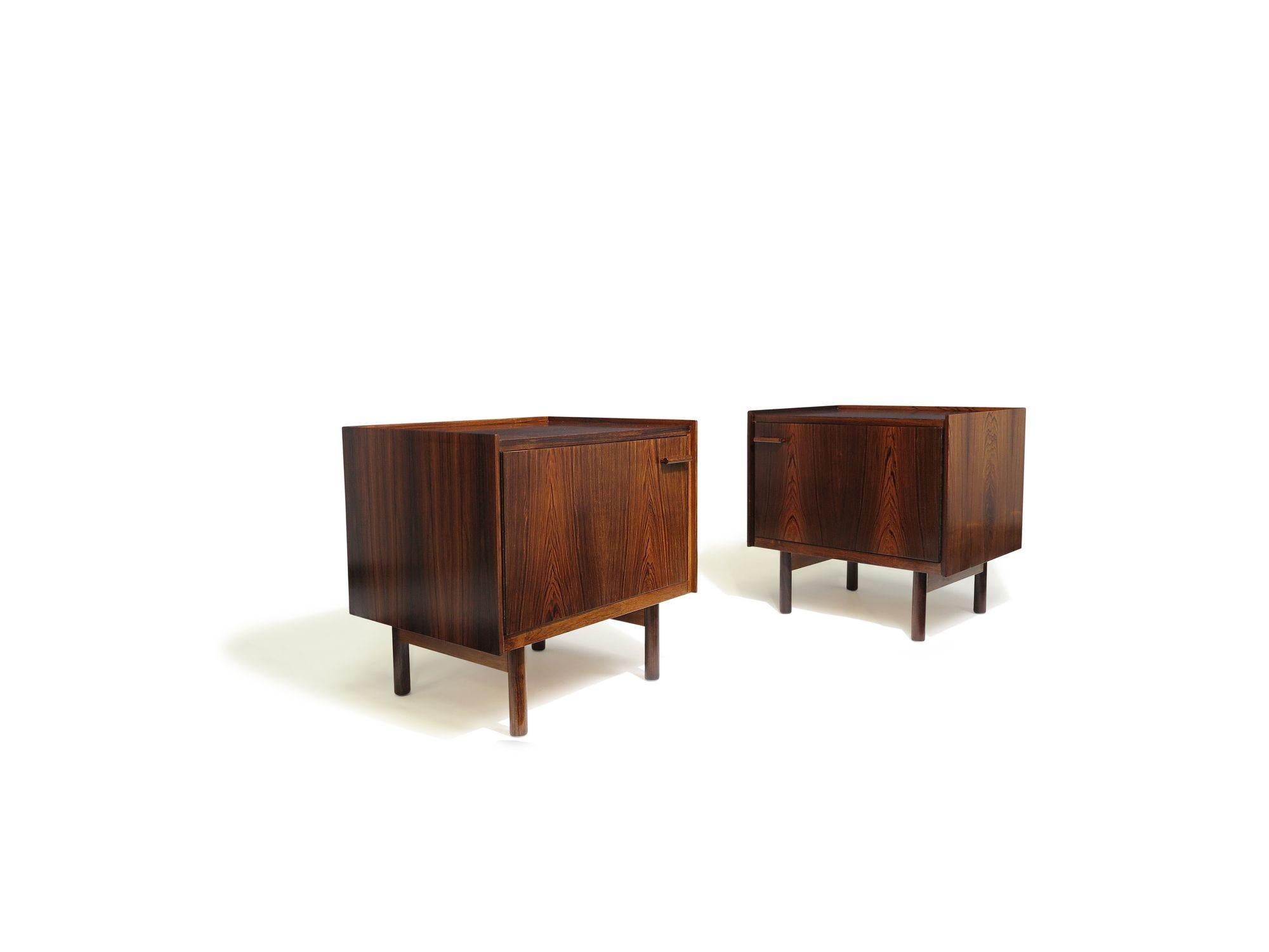 Raro set Ib Kofod-Larsen Credenza / Comò e comodini Tavolini da letto in vendita 1