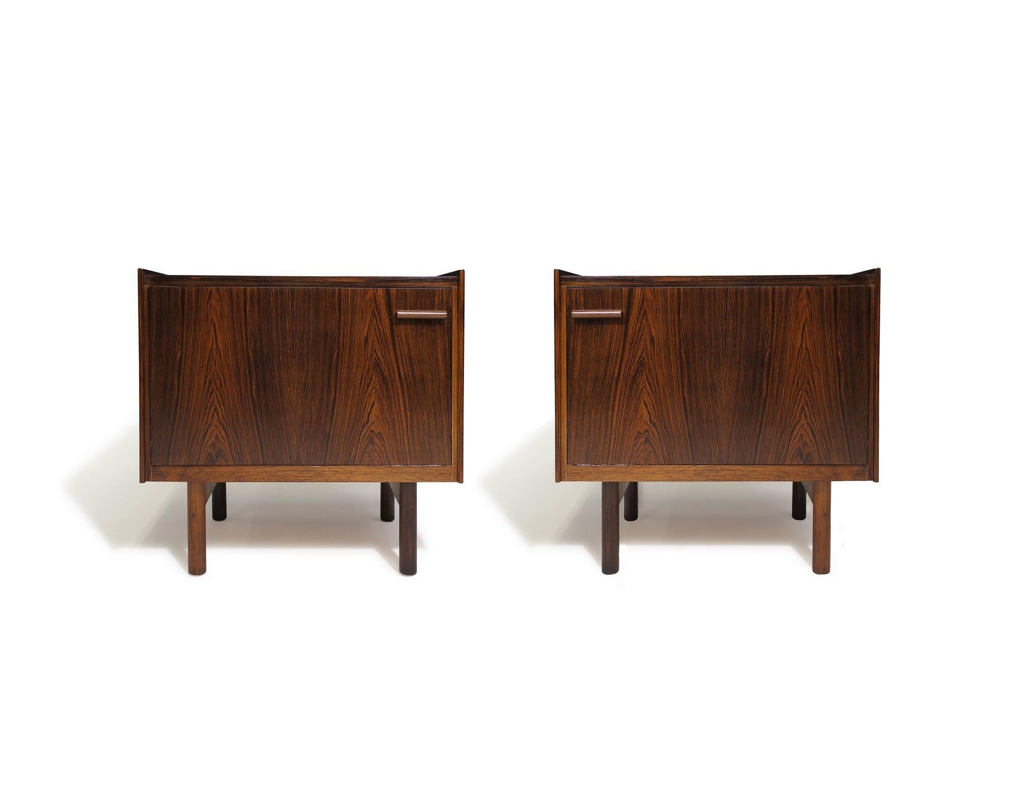 Palissandro Raro set Ib Kofod-Larsen Credenza / Comò e comodini Tavolini da letto in vendita