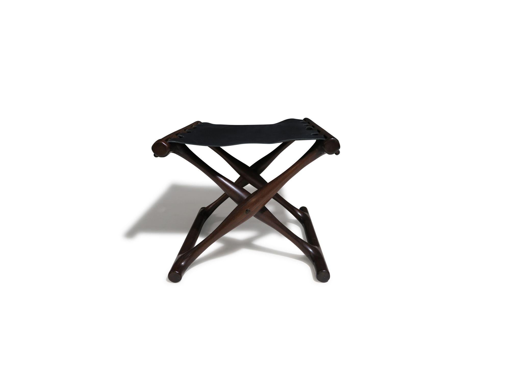 Foldes rares  tabouret conçu par Poul Hundevad, modèle Guldhoj, pour  Poul Hundevad, 1958 Danemark.
Fabriqué à la main en bois de rose brésilien massif. Restauré avec du cuir neuf. 
Mesures 
L 19'' x P 16'' x  H 13.75''