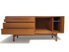 Aparador de teca de estilo «mid-century modern» de Nils Jonsson para Hugo Troeds, hacia 1960