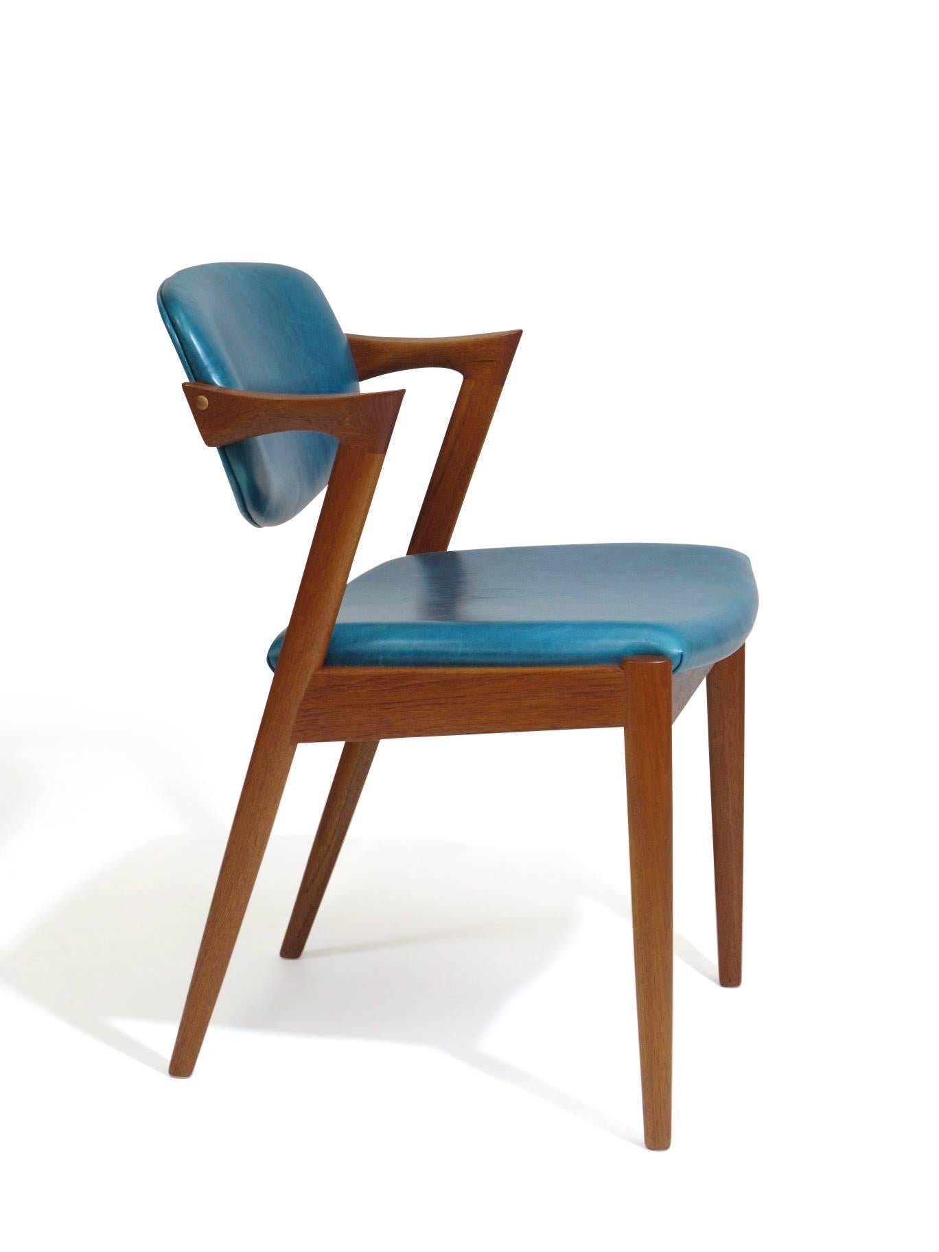 Danois Six chaises à manger danoises en teck de Kai Kristiansen en cuir turquoise:: 20 disponibles