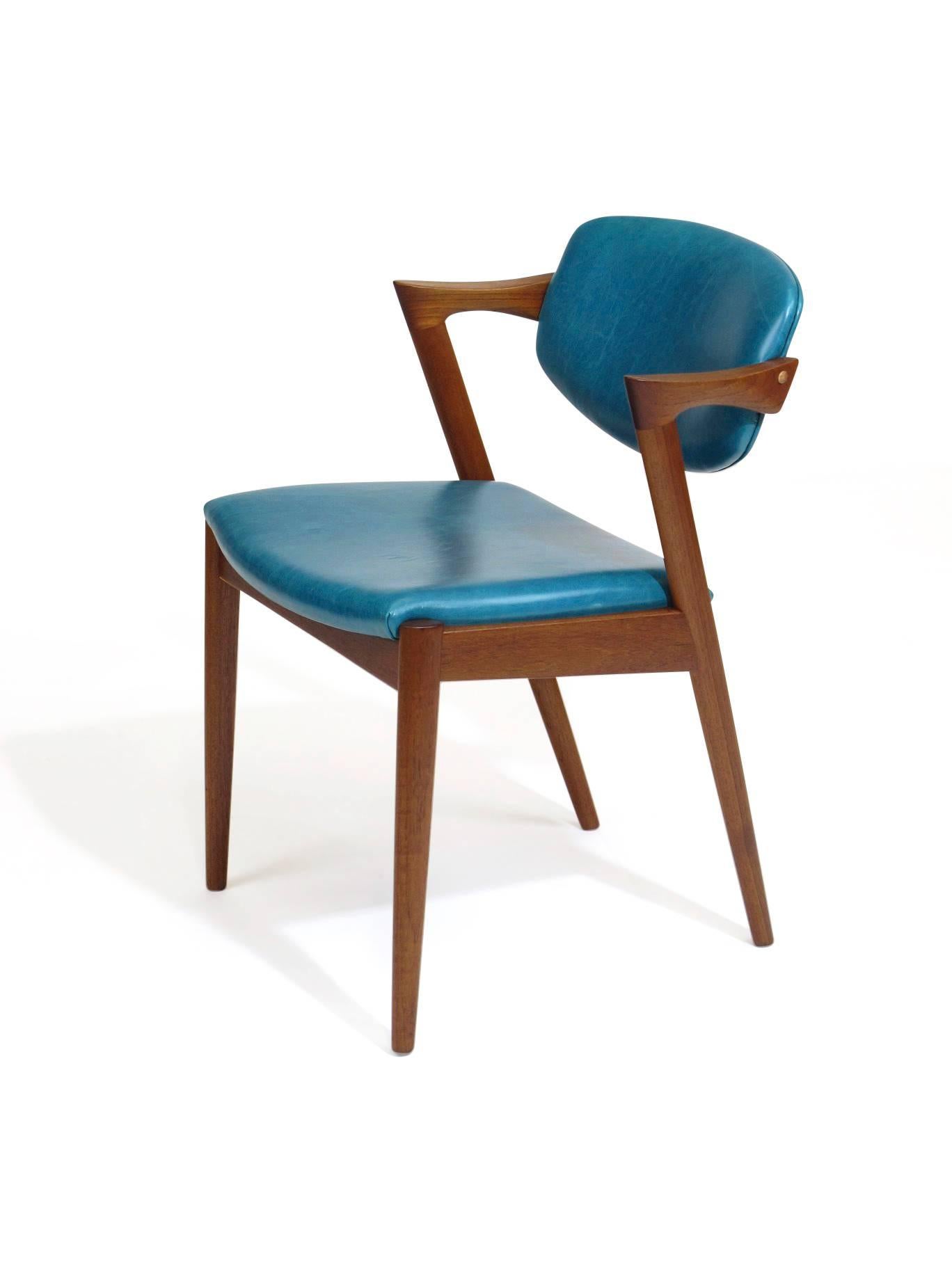 Huilé Six chaises à manger danoises en teck de Kai Kristiansen en cuir turquoise:: 20 disponibles