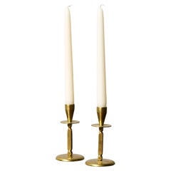 Un par de candelabros de latón de mediados de siglo, Kara Dinamarca