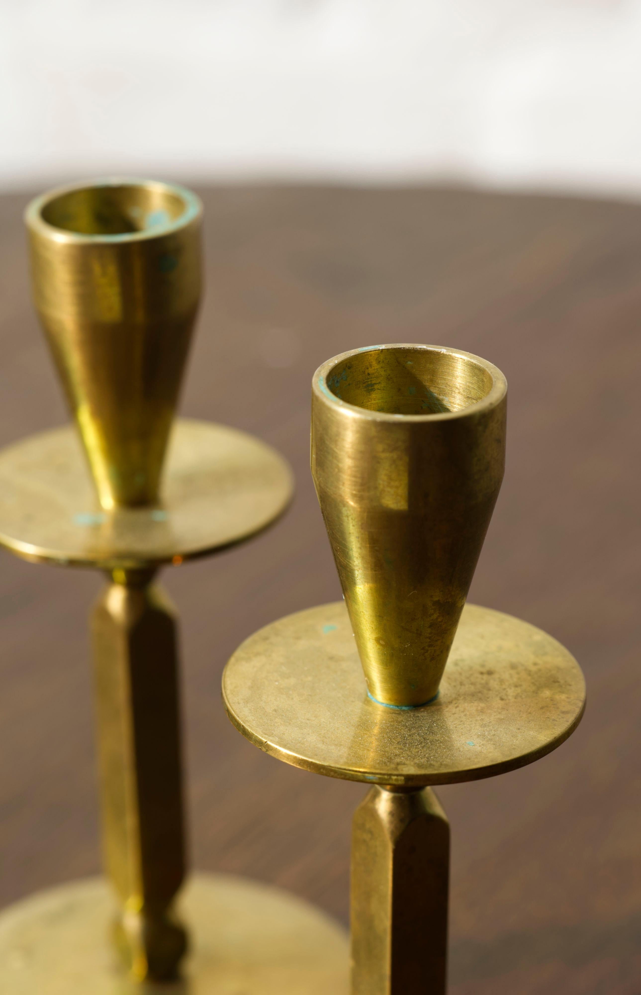 Ein Paar Messing-Kerzensticks aus der Mitte des Jahrhunderts, Kara Dänemark im Angebot 1