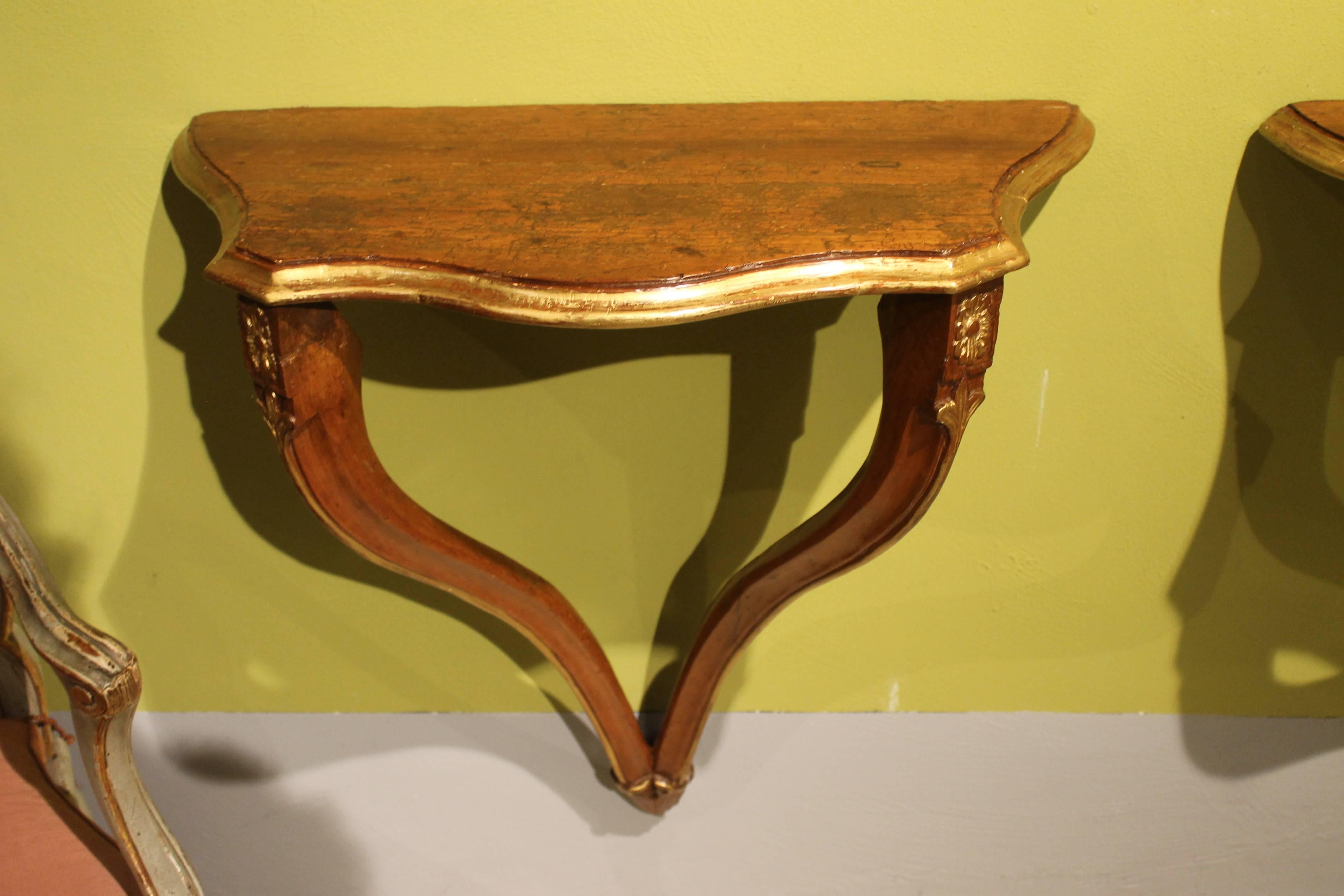 A beautiful serpentine shaped late 18th century Venetian Rococo wall-mounted console in a fantastic rich brown walnut wood with gilt accents. Molded top resting on two side cabriole legs joined at the bottom with acanthus carvings final. The