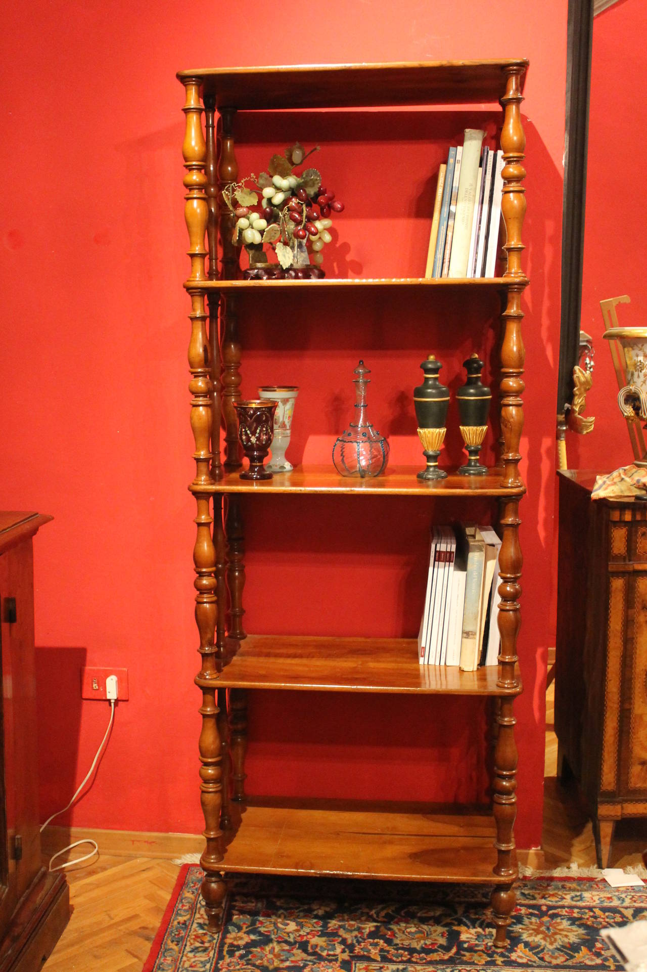 Italienisch 19. Jahrhundert Regency-Stil rustikale Nussbaum Holz offene Regale Bücherregal im Angebot 1