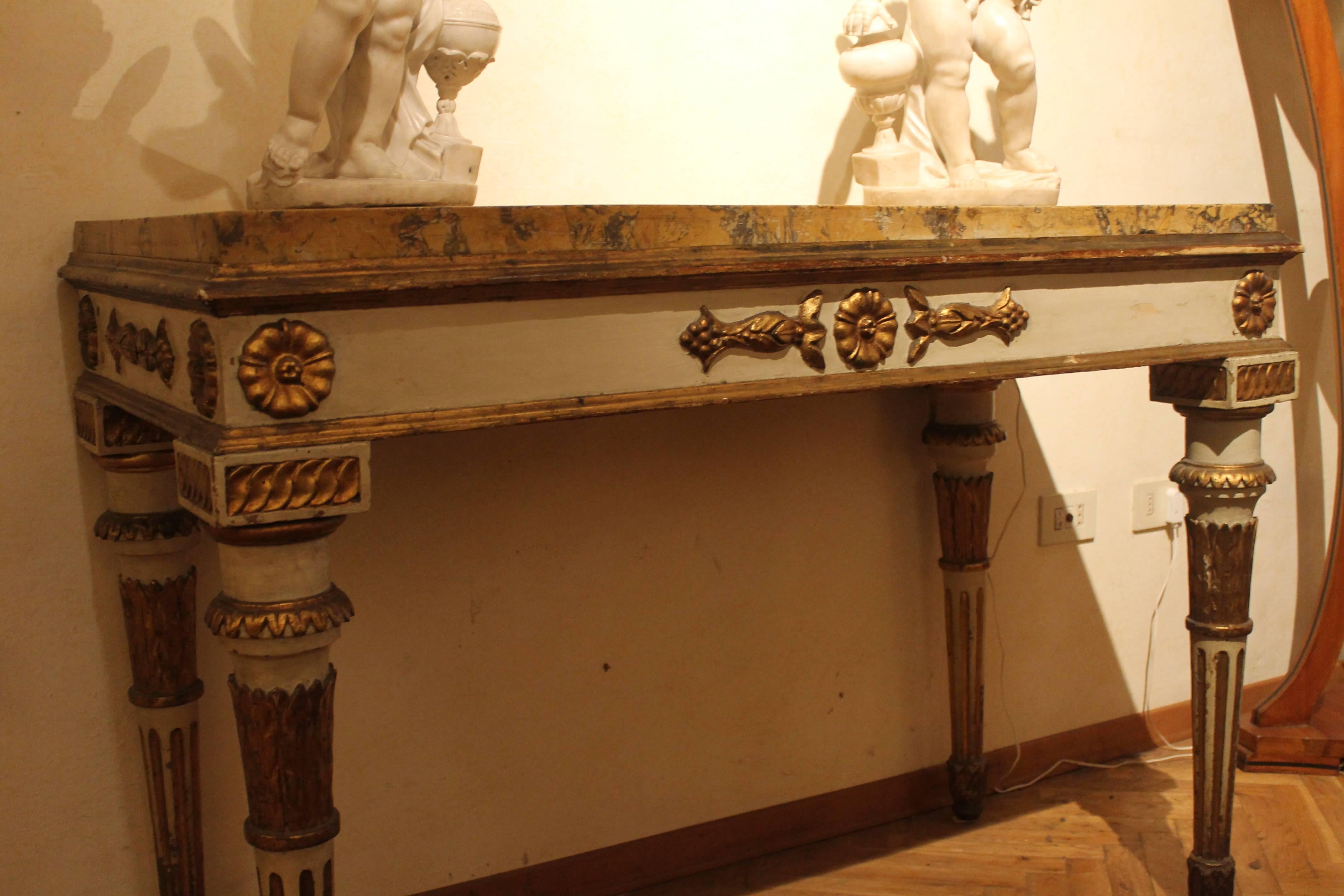 Console italienne Louis XVI en laque blanche et bois doré avec plateau en marbre Scagliola de Sienne en vente 2