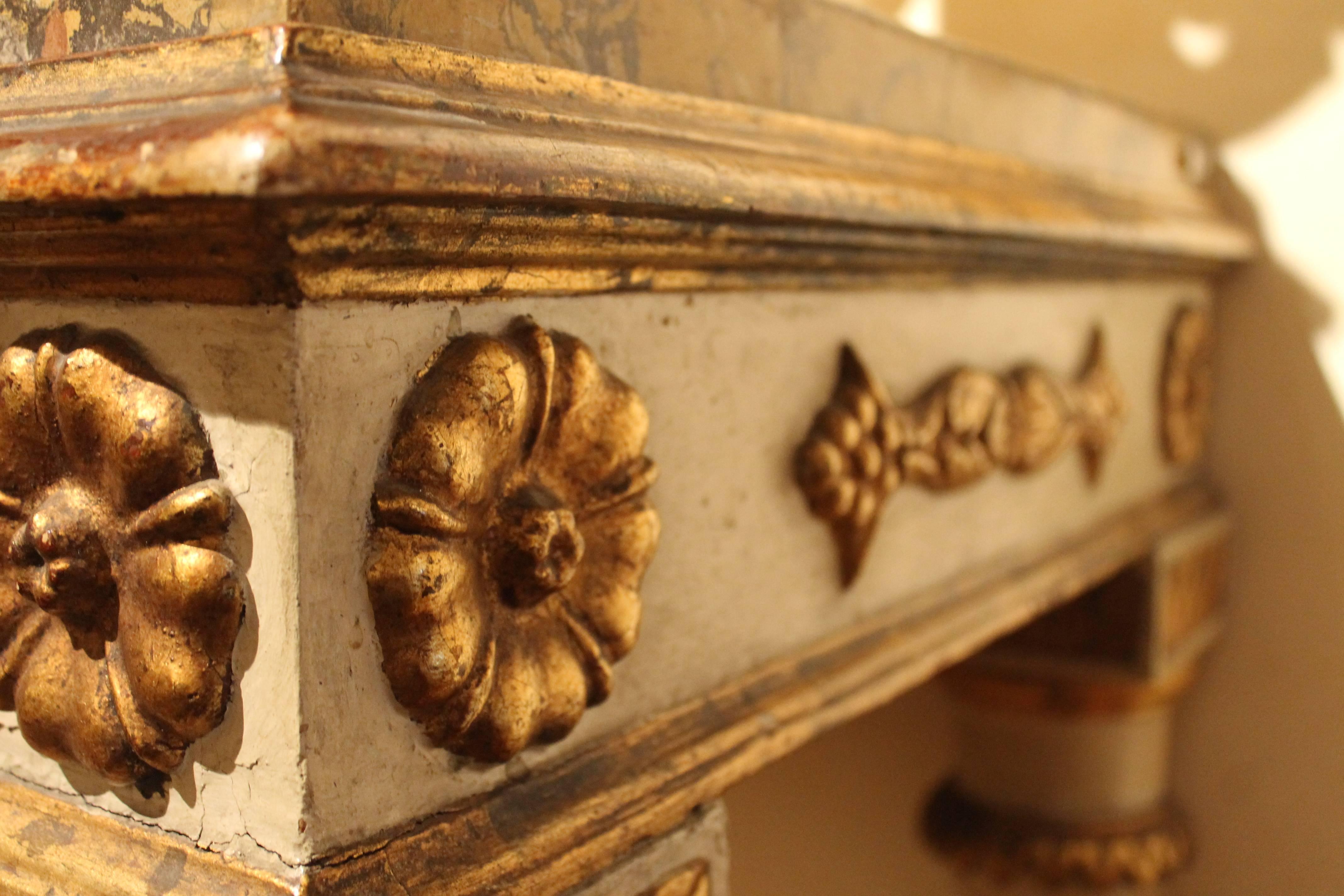 Console italienne Louis XVI en laque blanche et bois doré avec plateau en marbre Scagliola de Sienne en vente 3