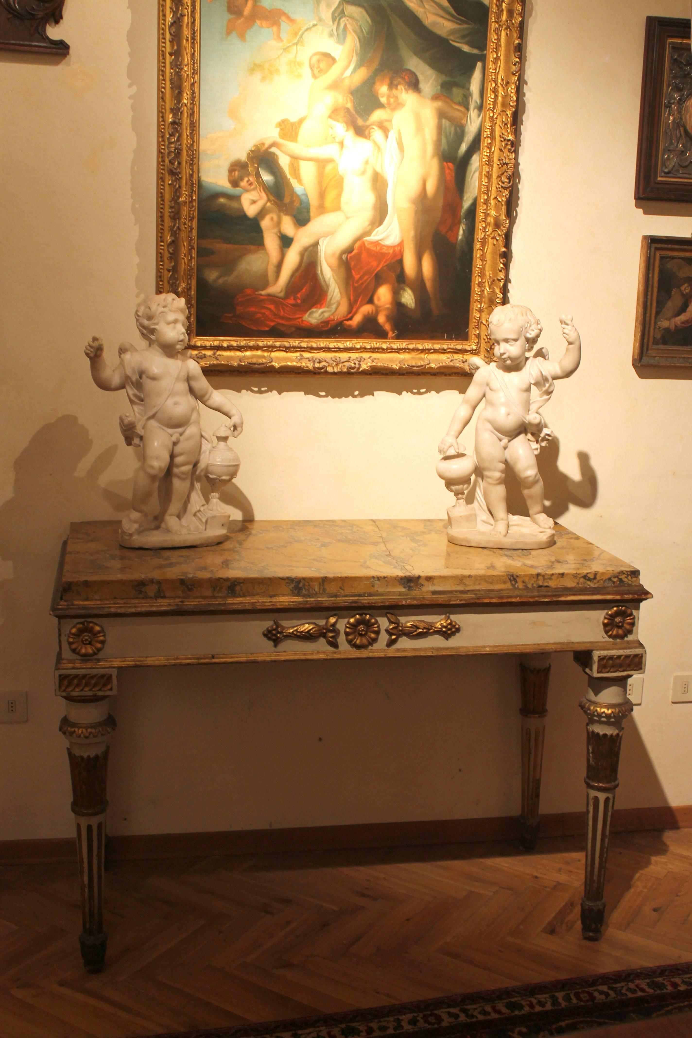 Console italienne Louis XVI en laque blanche et bois doré avec plateau en marbre Scagliola de Sienne en vente 10