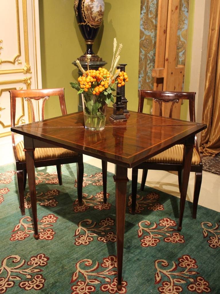 Incrusté Table pliante italienne d'époque Louis XVI en bois de tulipier et bois de violette à deux tiroirs en vente