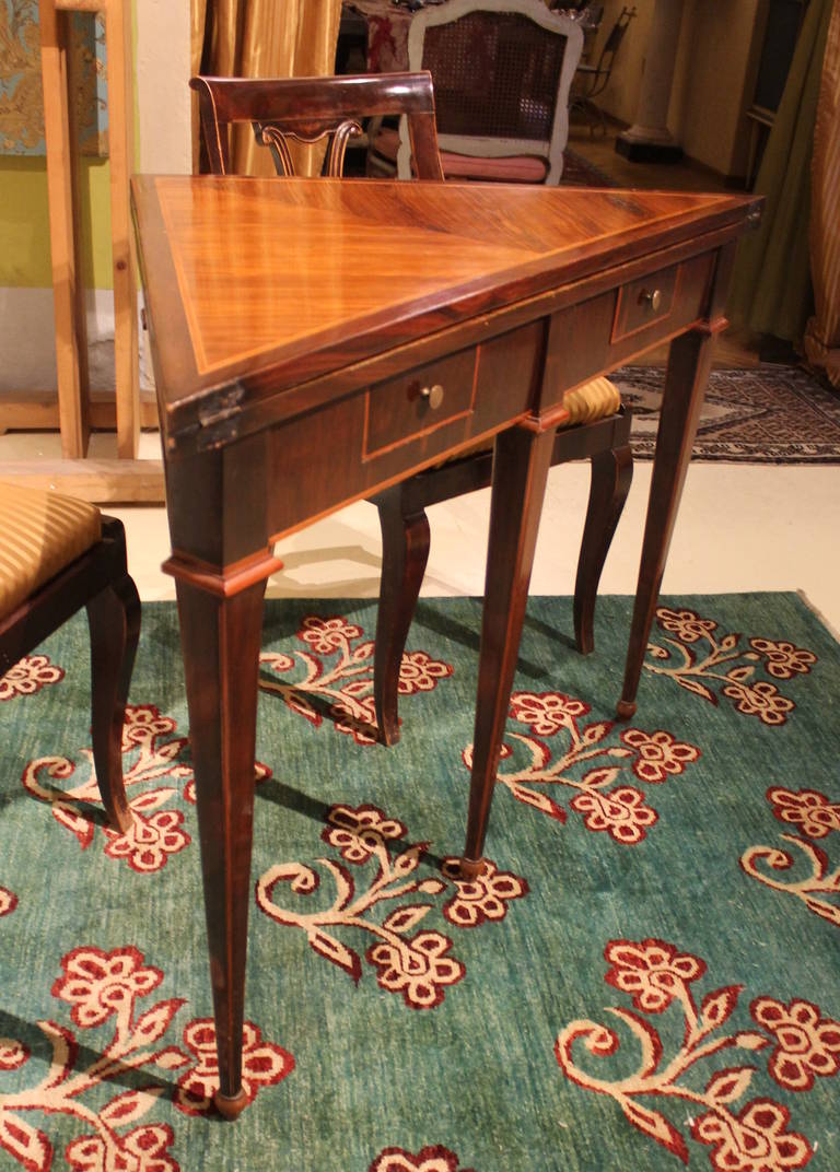 Table pliante italienne d'époque Louis XVI en bois de tulipier et bois de violette à deux tiroirs en vente 2