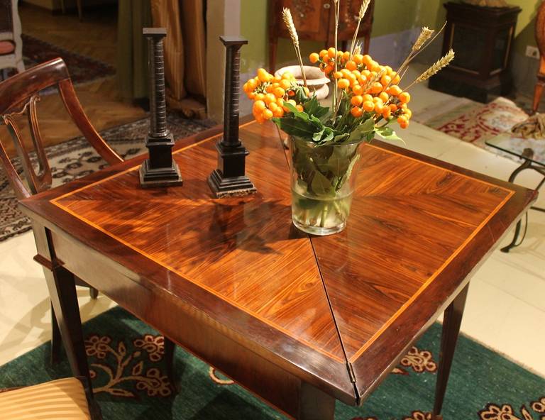 Table pliante italienne d'époque Louis XVI en bois de tulipier et bois de violette à deux tiroirs en vente 1