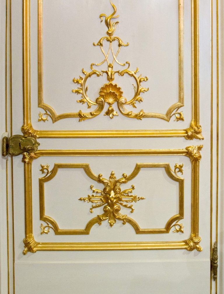 Italienische Rokokotür aus weißem Lack und Giltwood mit Griffen aus vergoldeter Bronze (18. Jahrhundert)