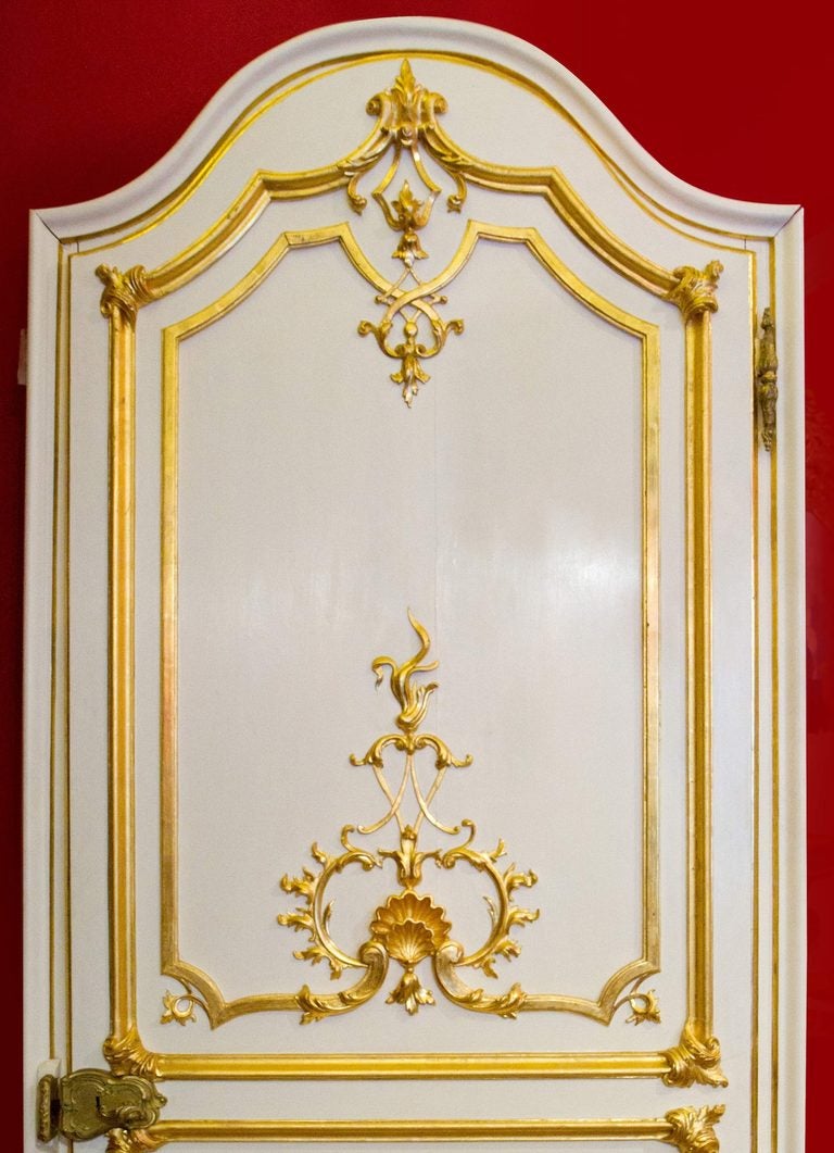 Italienische Rokokotür aus weißem Lack und Giltwood mit Griffen aus vergoldeter Bronze 1