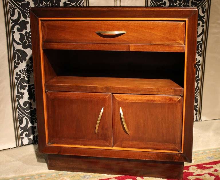 Pair of Italian Art Deco Walnut Wood Nightstand Cabinets with Brass Handles In Good Condition In Firenze, IT