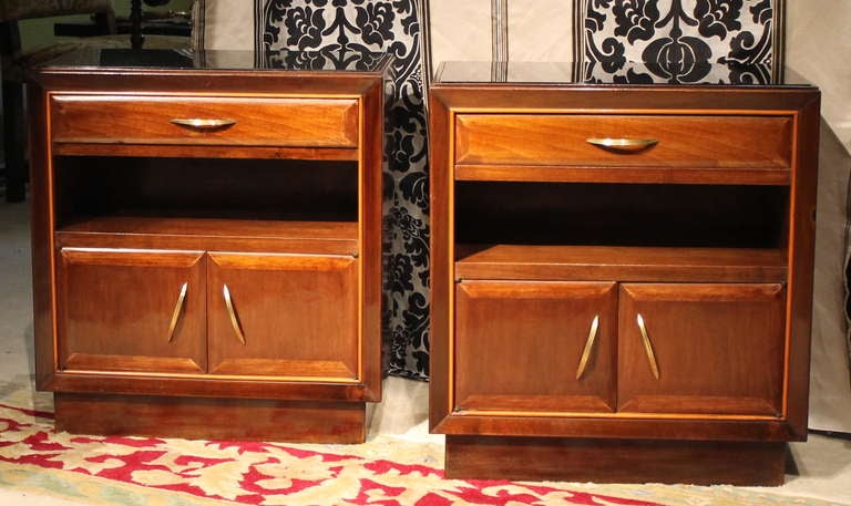 20th Century Pair of Italian Art Deco Walnut Wood Nightstand Cabinets with Brass Handles