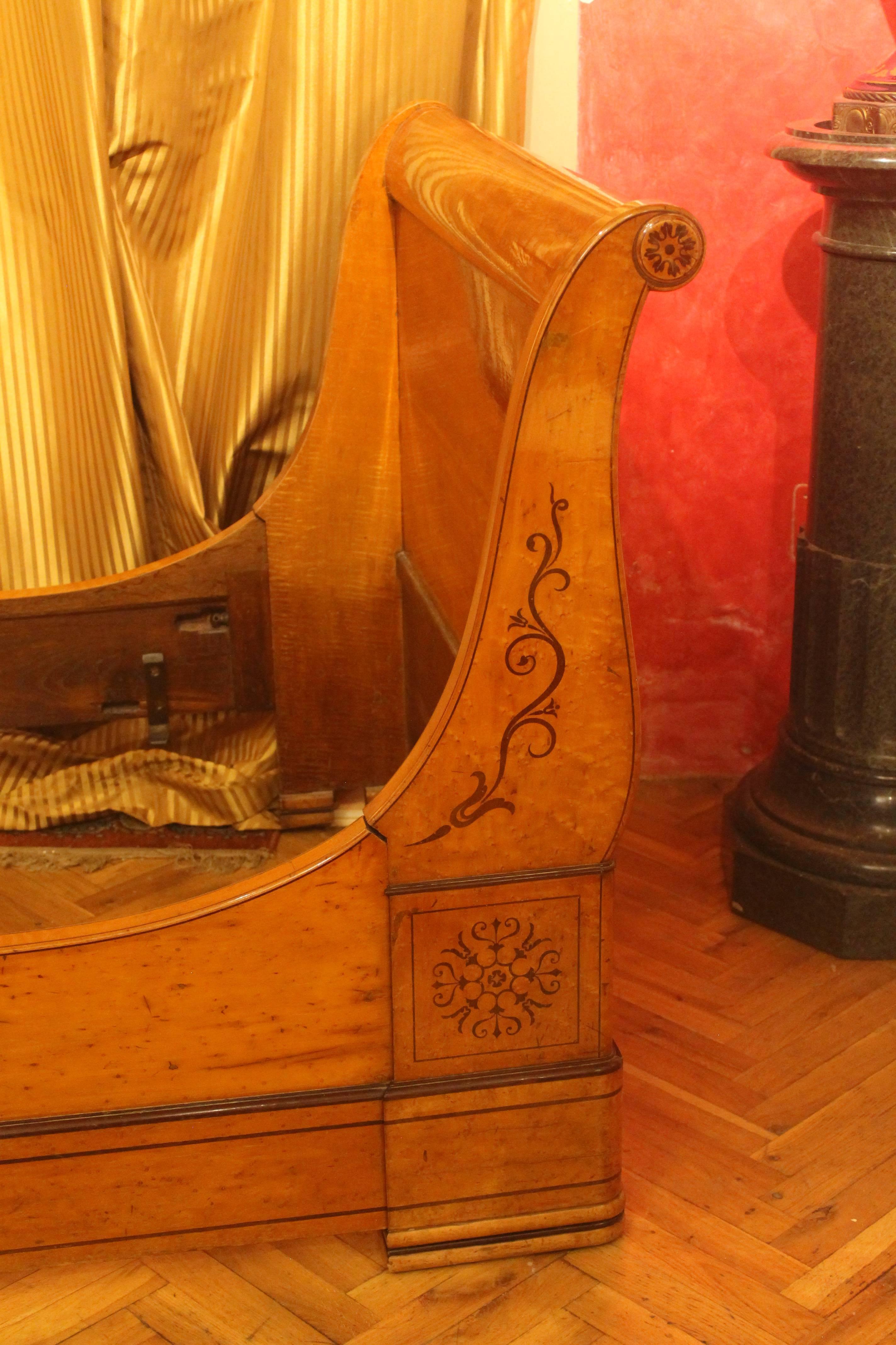 Biedermeier-Schlittenbett aus dem 19. Jahrhundert mit Ahornwurzelfurnier und floralen Mustern 1