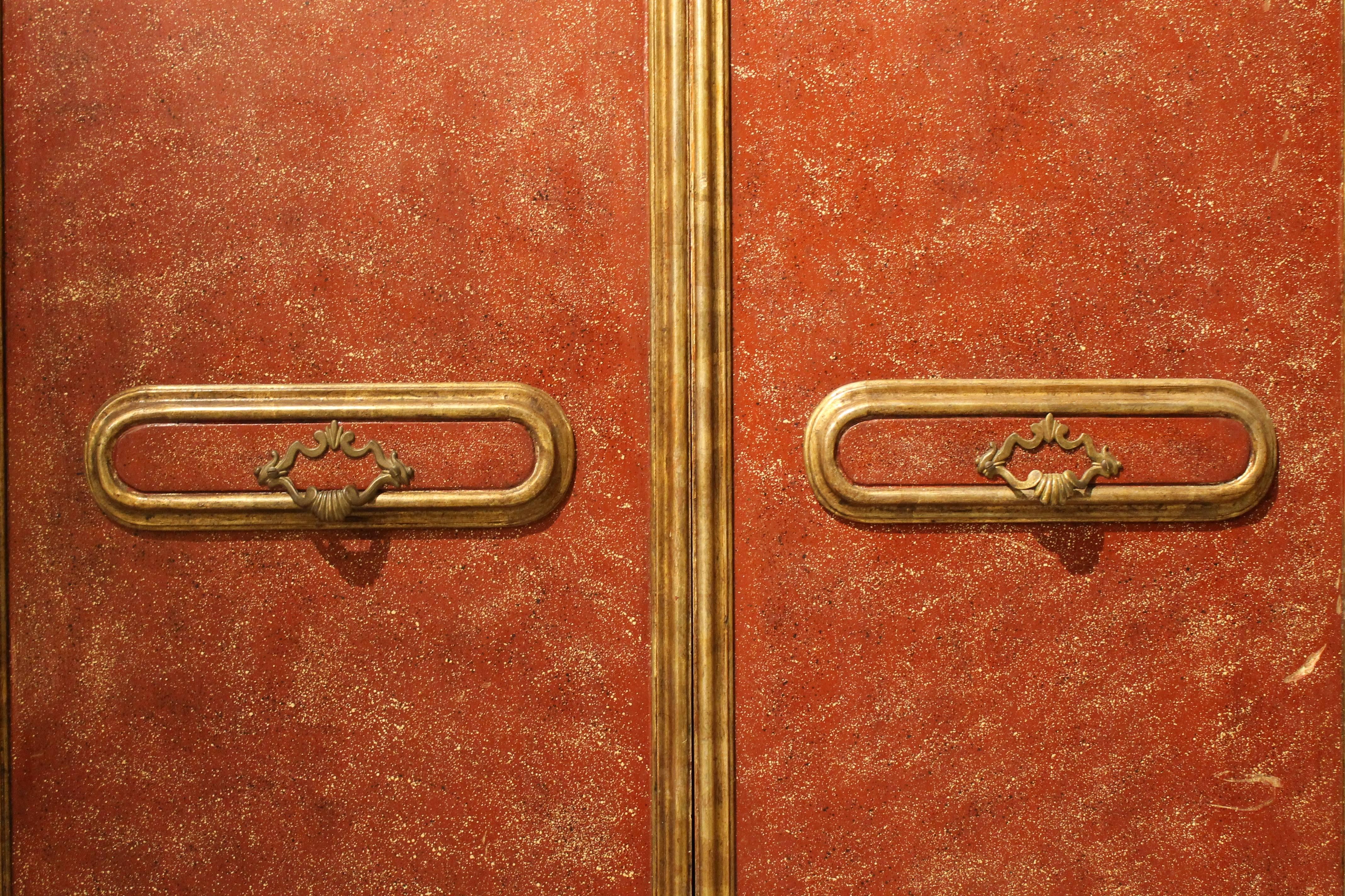 Pair of Italian Red Lacquered Wood Doors with gilt accents In Excellent Condition In Firenze, IT
