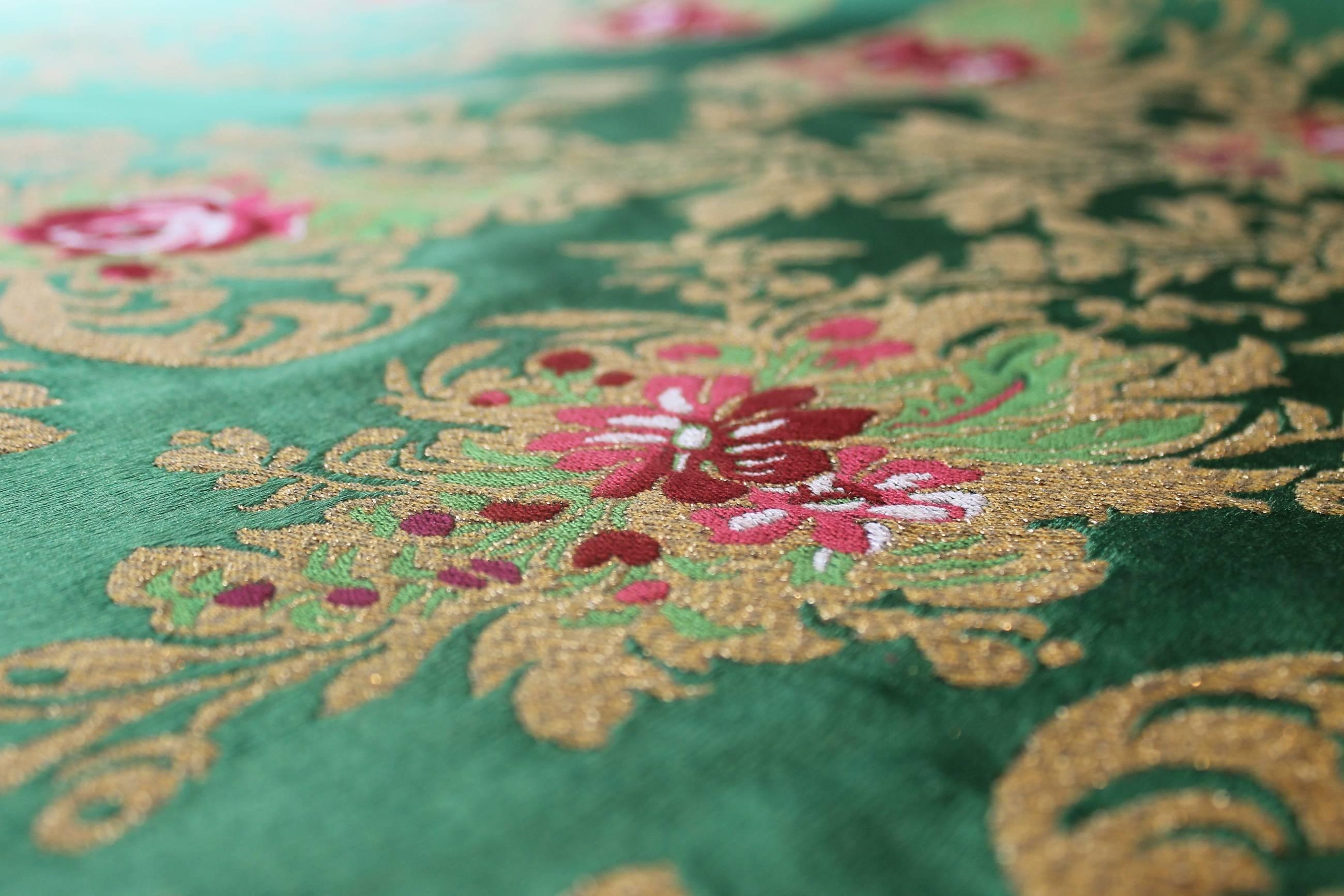Tela de brocado de mezcla de seda verde italiana con rosas rojas y motivos florales dorados Italiano en venta