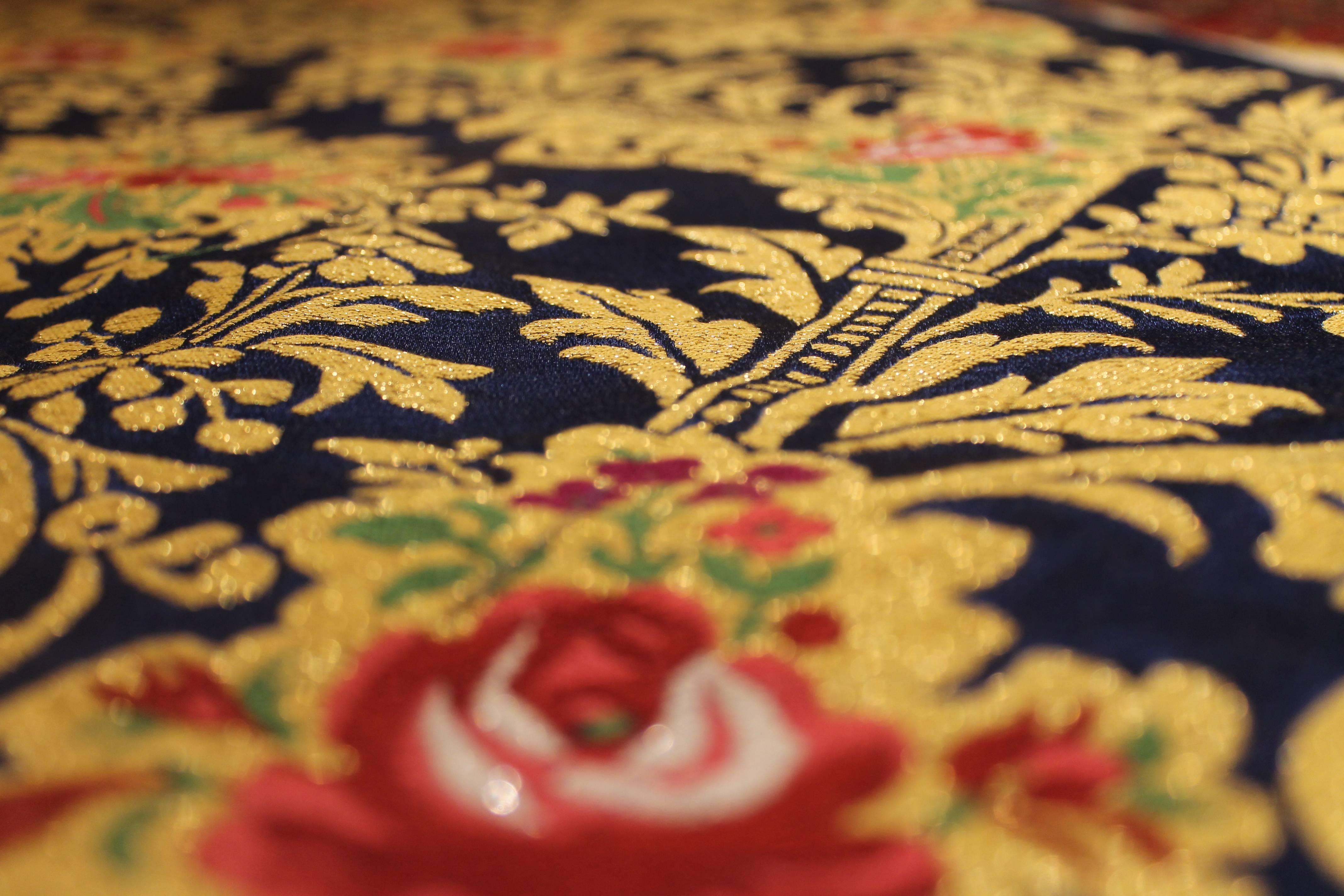 Tissu italien en brocart de soie verte avec motifs floraux rouges et or en vente 4