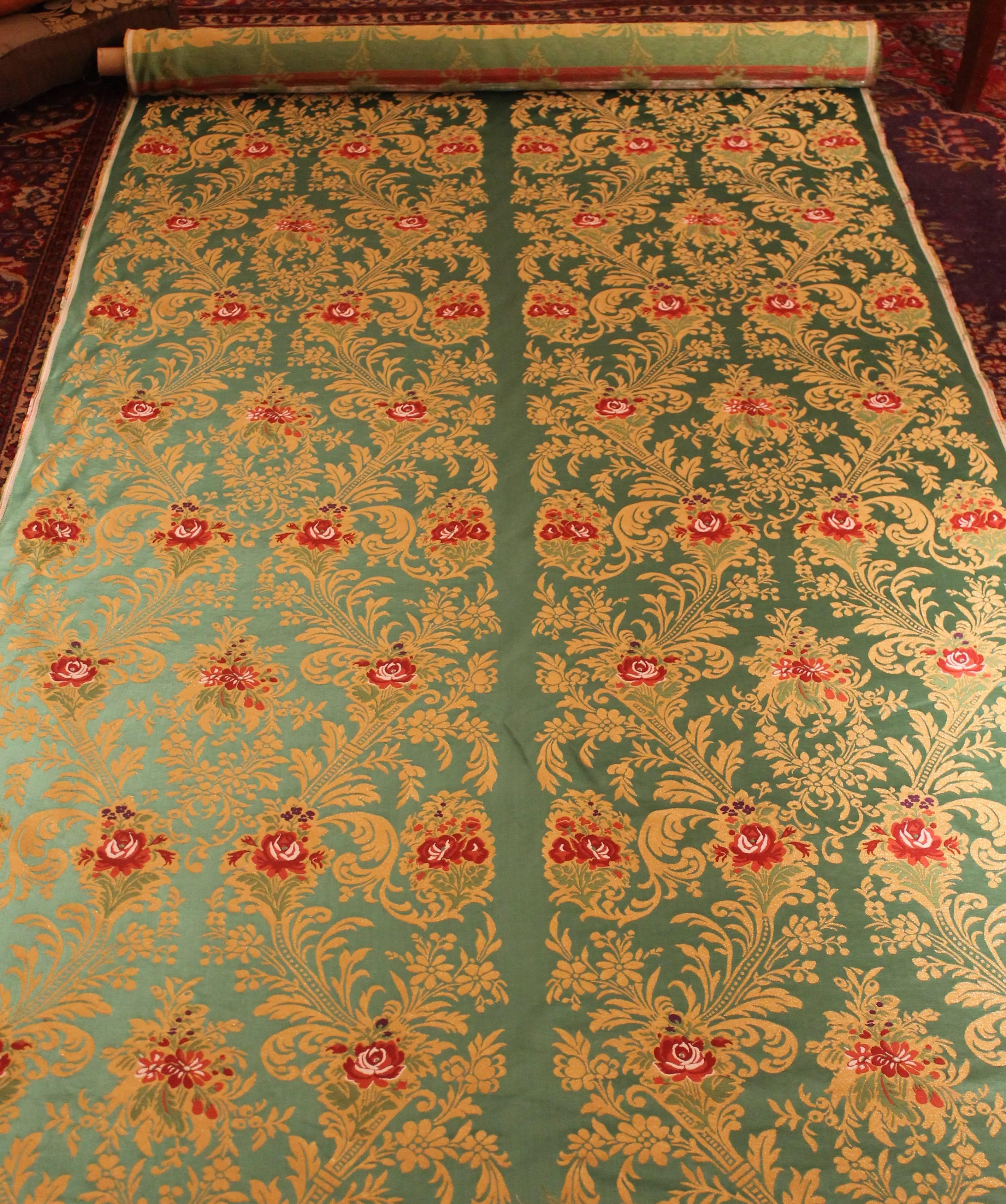 Tela de brocado de mezcla de seda verde italiana con rosas rojas y motivos florales dorados en Nuevo estado para la venta en Firenze, IT