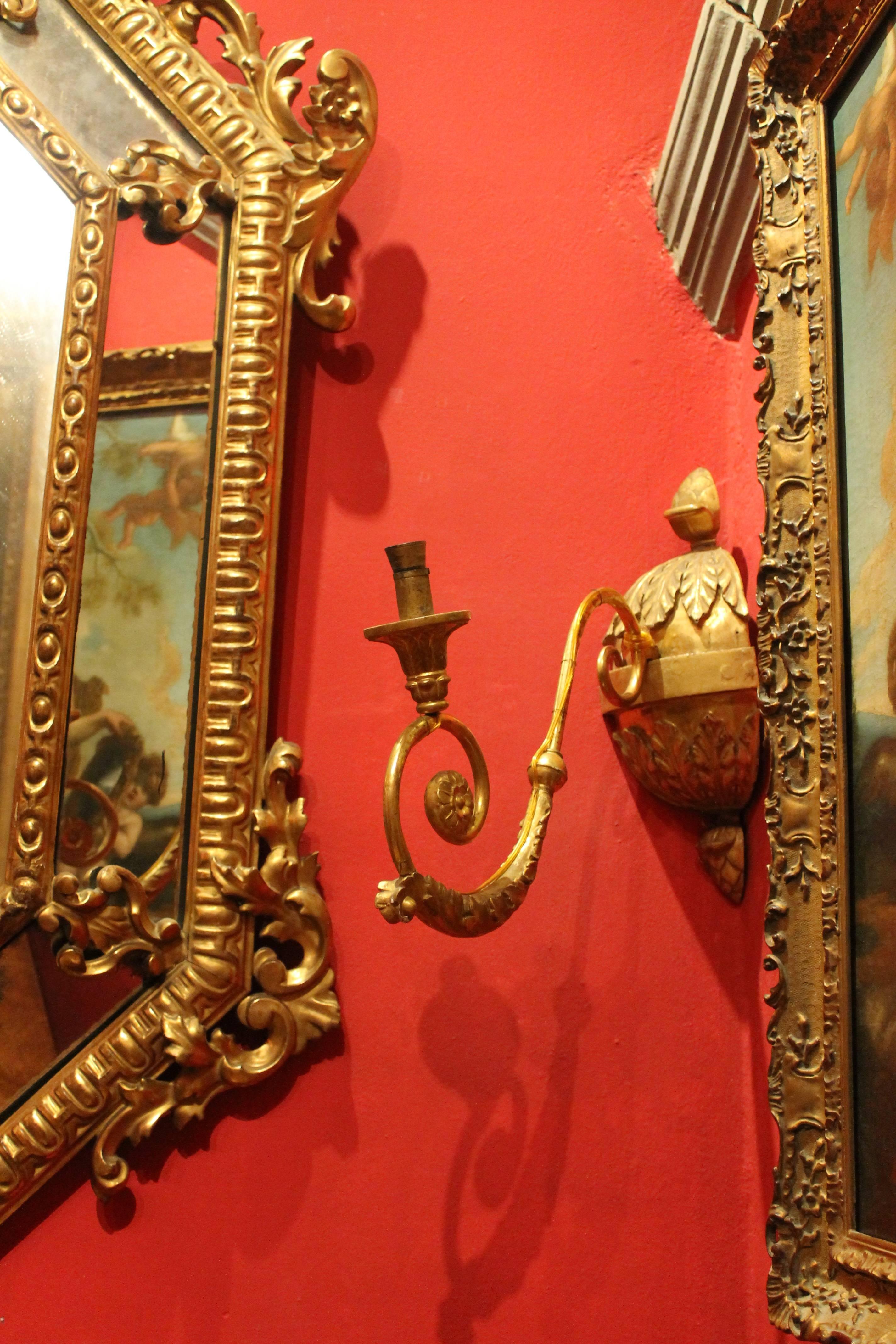 Paar italienische Barock-Wandleuchter aus handgeschnitztem vergoldetem Holz mit Arm aus vergoldeter Bronze (Italienisch) im Angebot