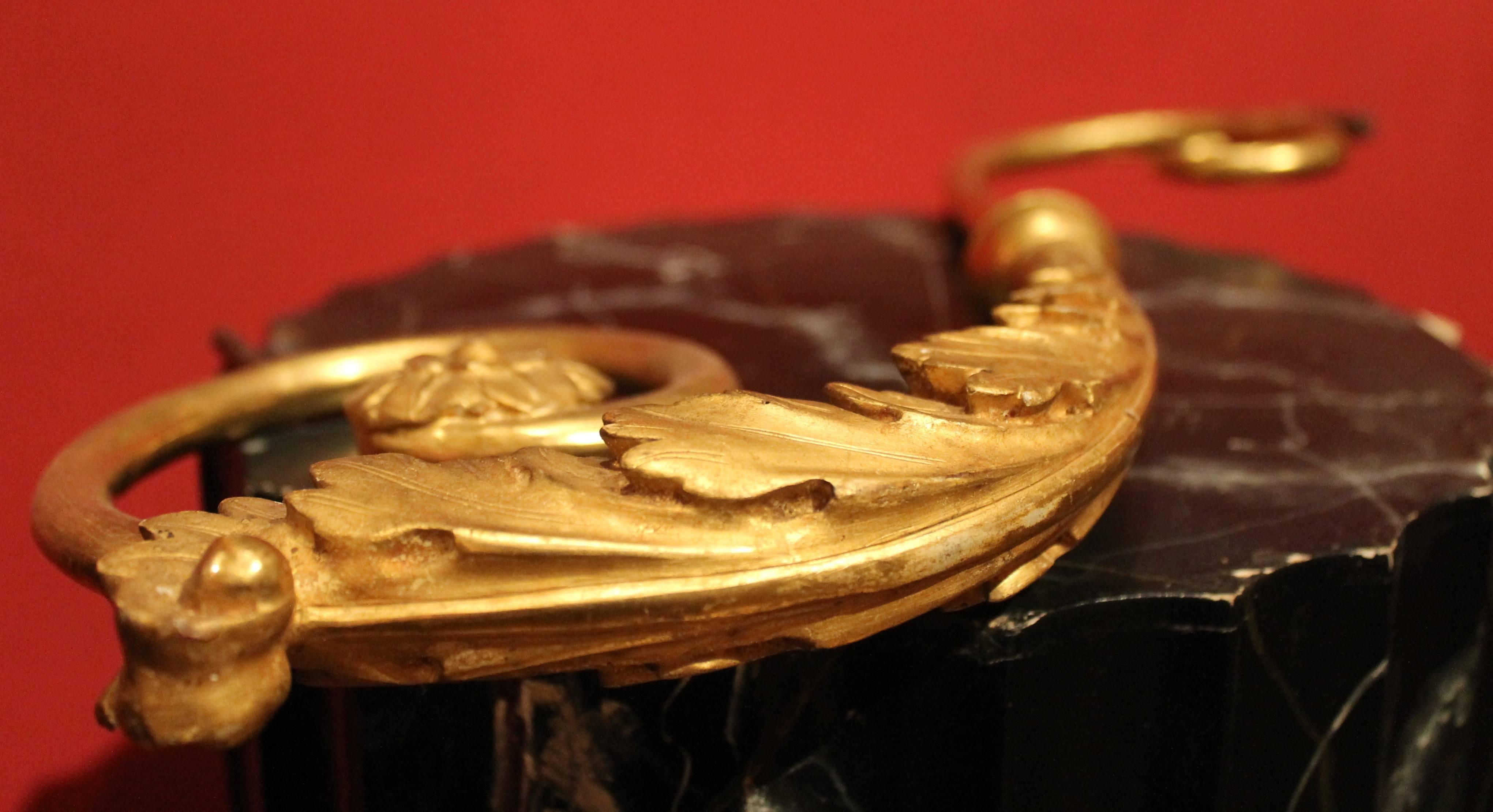 Paar italienische Barock-Wandleuchter aus handgeschnitztem vergoldetem Holz mit Arm aus vergoldeter Bronze im Zustand „Gut“ im Angebot in Firenze, IT
