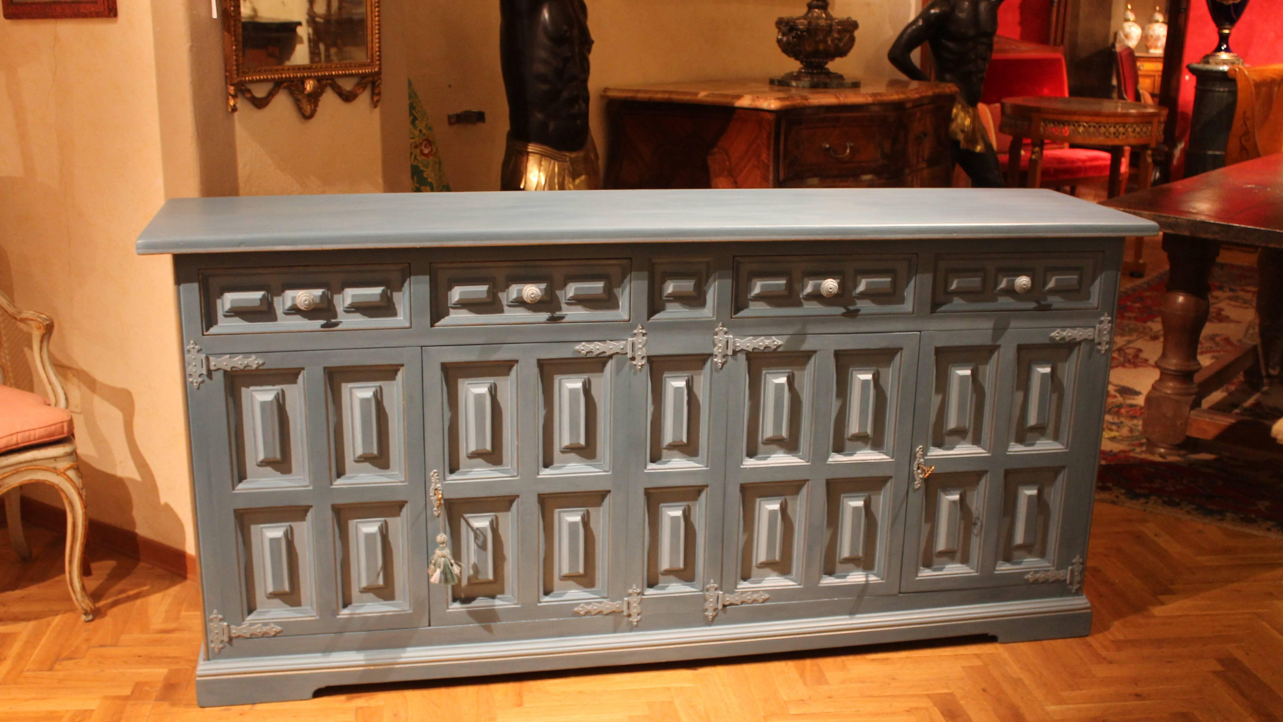 Italian Mid-Century Modern Rectangular Blue Lacquer and Parcel Gilt Credenza In Good Condition For Sale In Firenze, IT