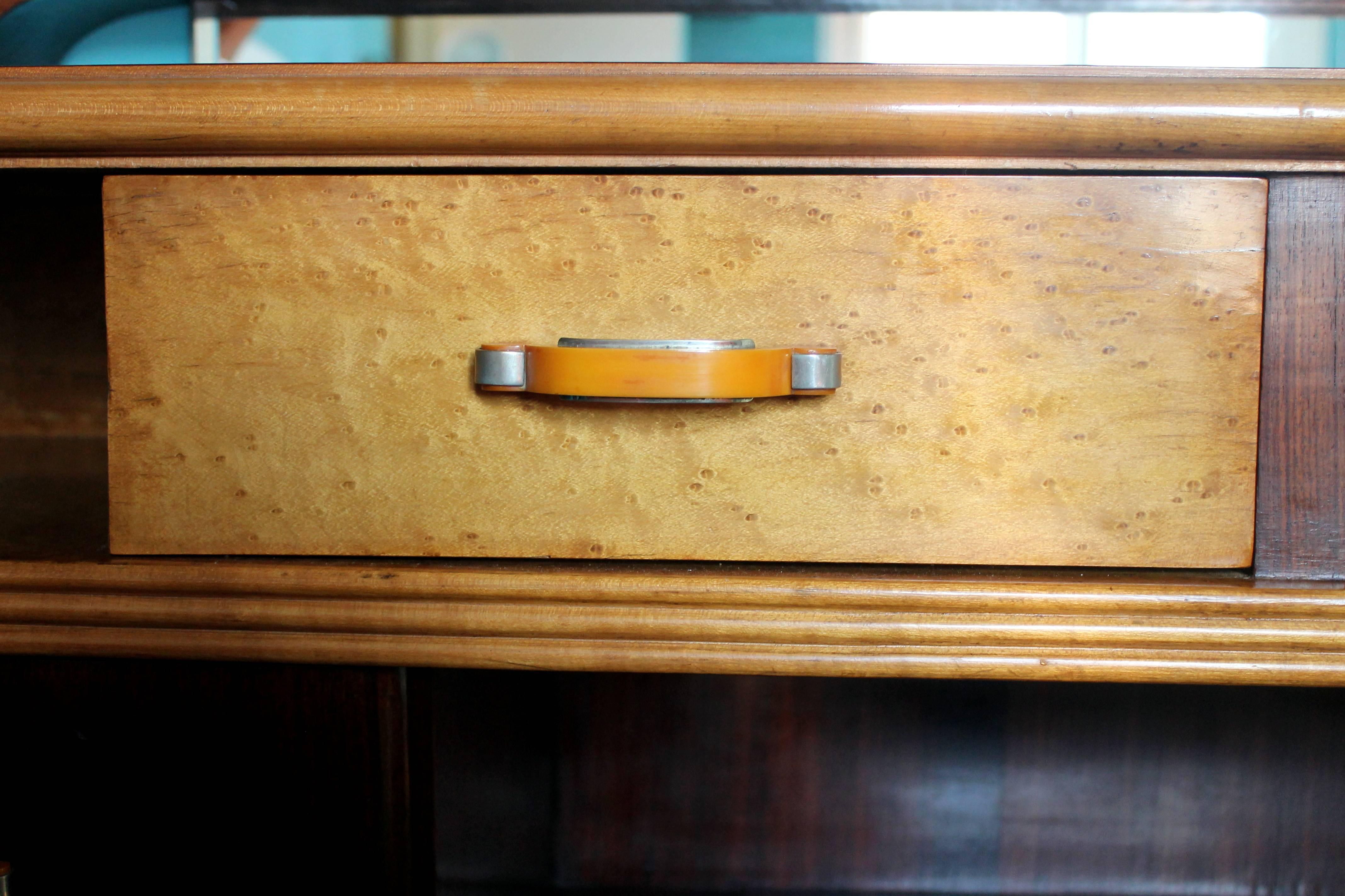 1930s vanity with round mirror