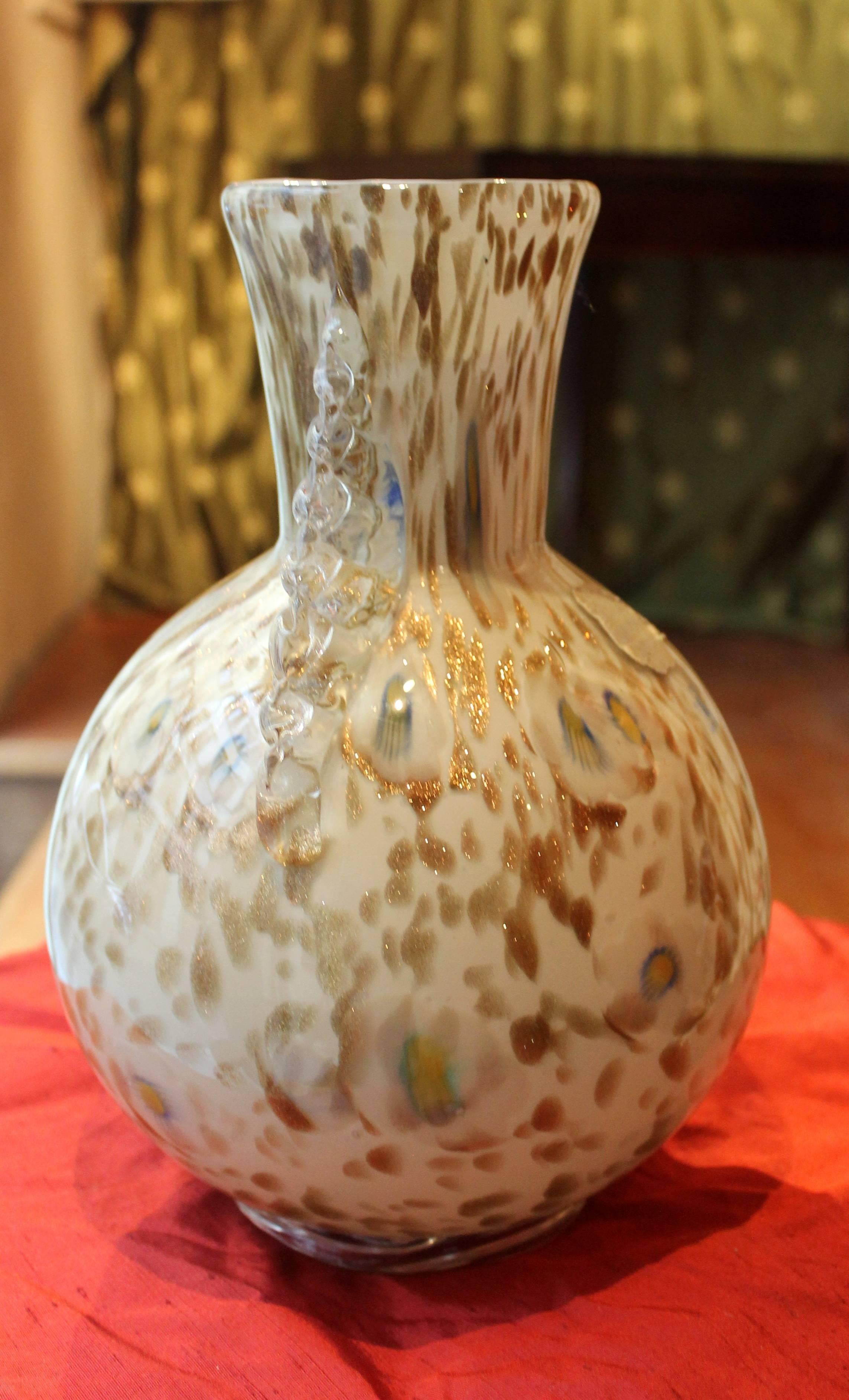 Mid-Century Modern Vase de Murano blanc des années 1950 avec des mouchetures dorées, des fleurs bleues et des poignées transparentes en vente