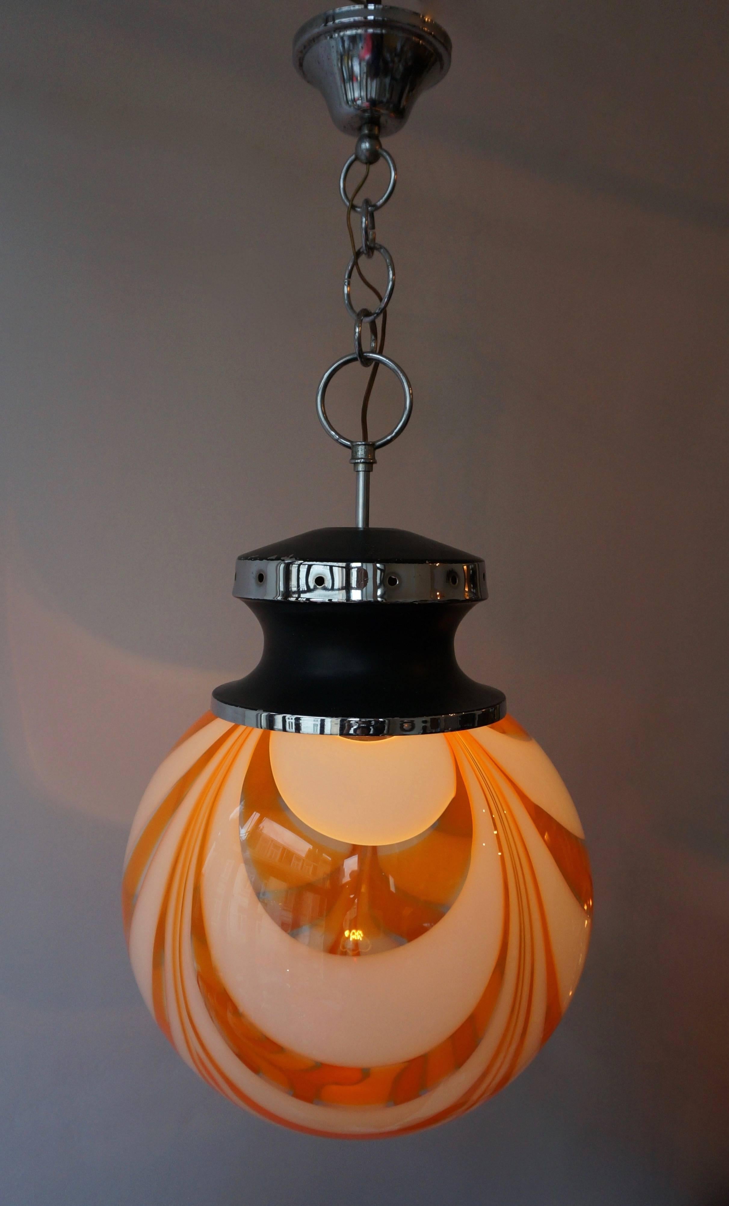 Lampe pendante italienne en verre de Murano orange et blanc.