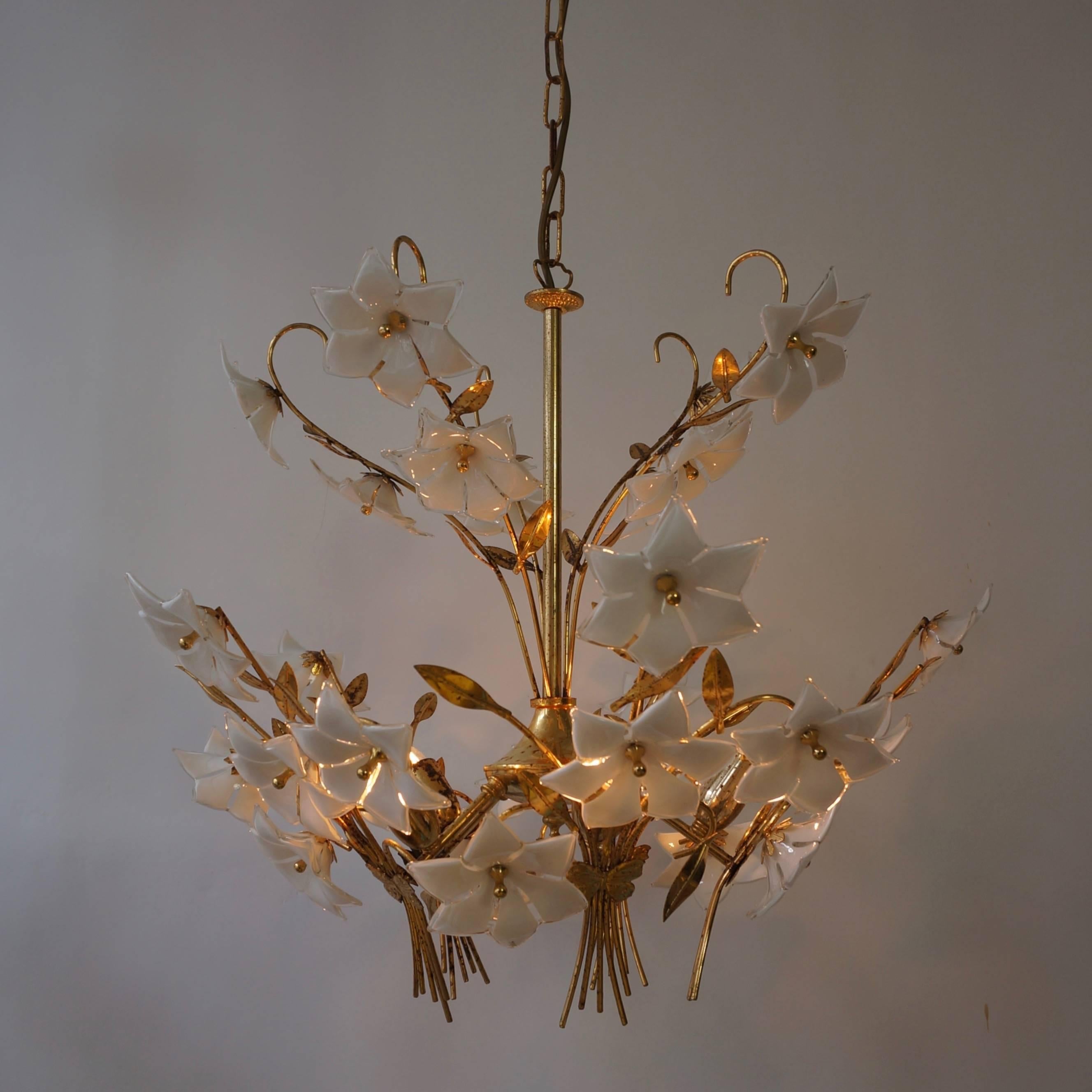 Italian Murano glass and brass chandelier with 30 glass flowers.
Total height with the chain is 115 cm.
Diameter: 60 cm.
Six E14 bulbs.