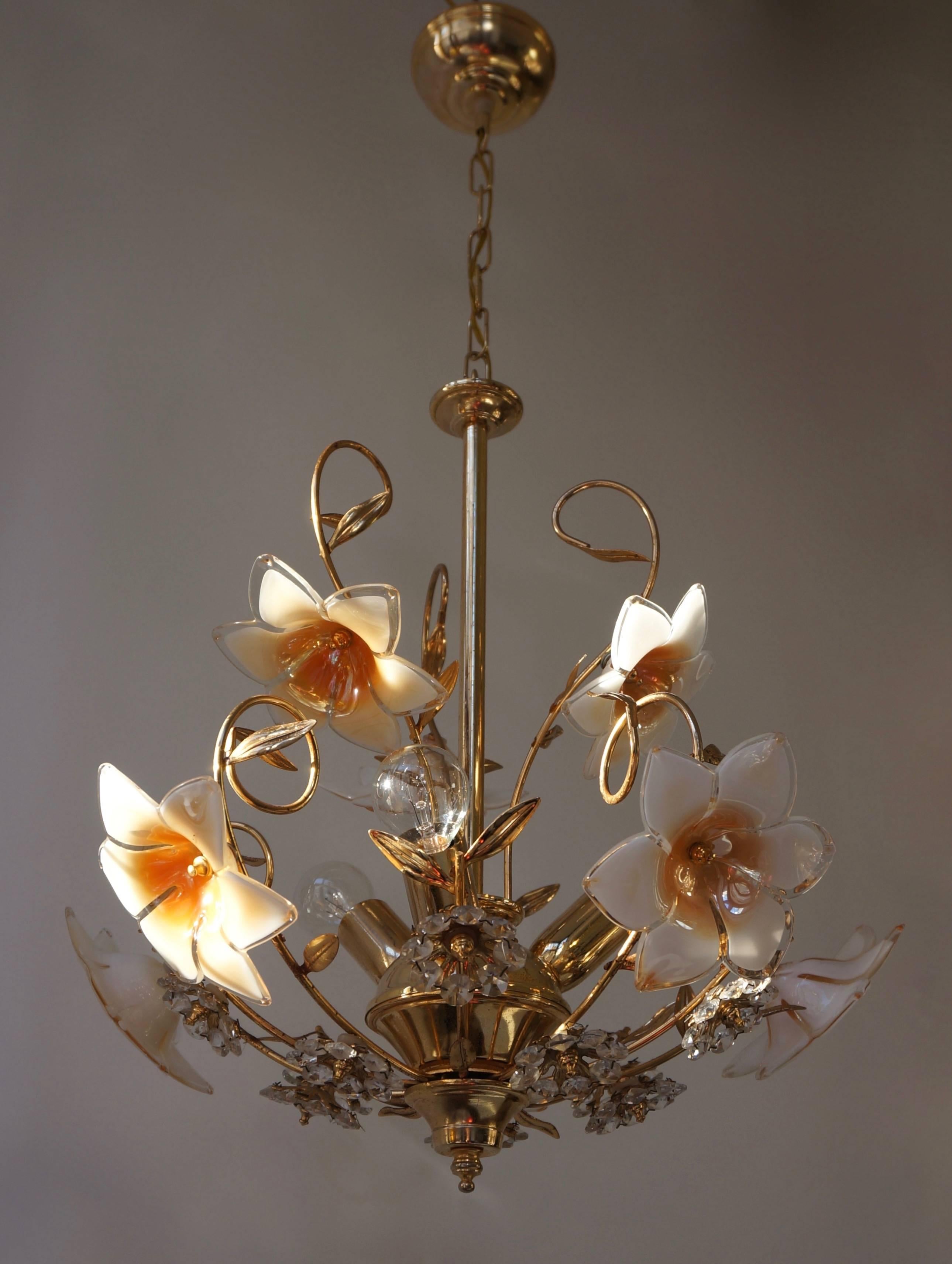 Lampadario italiano in ottone e fiori in vetro di Murano.
