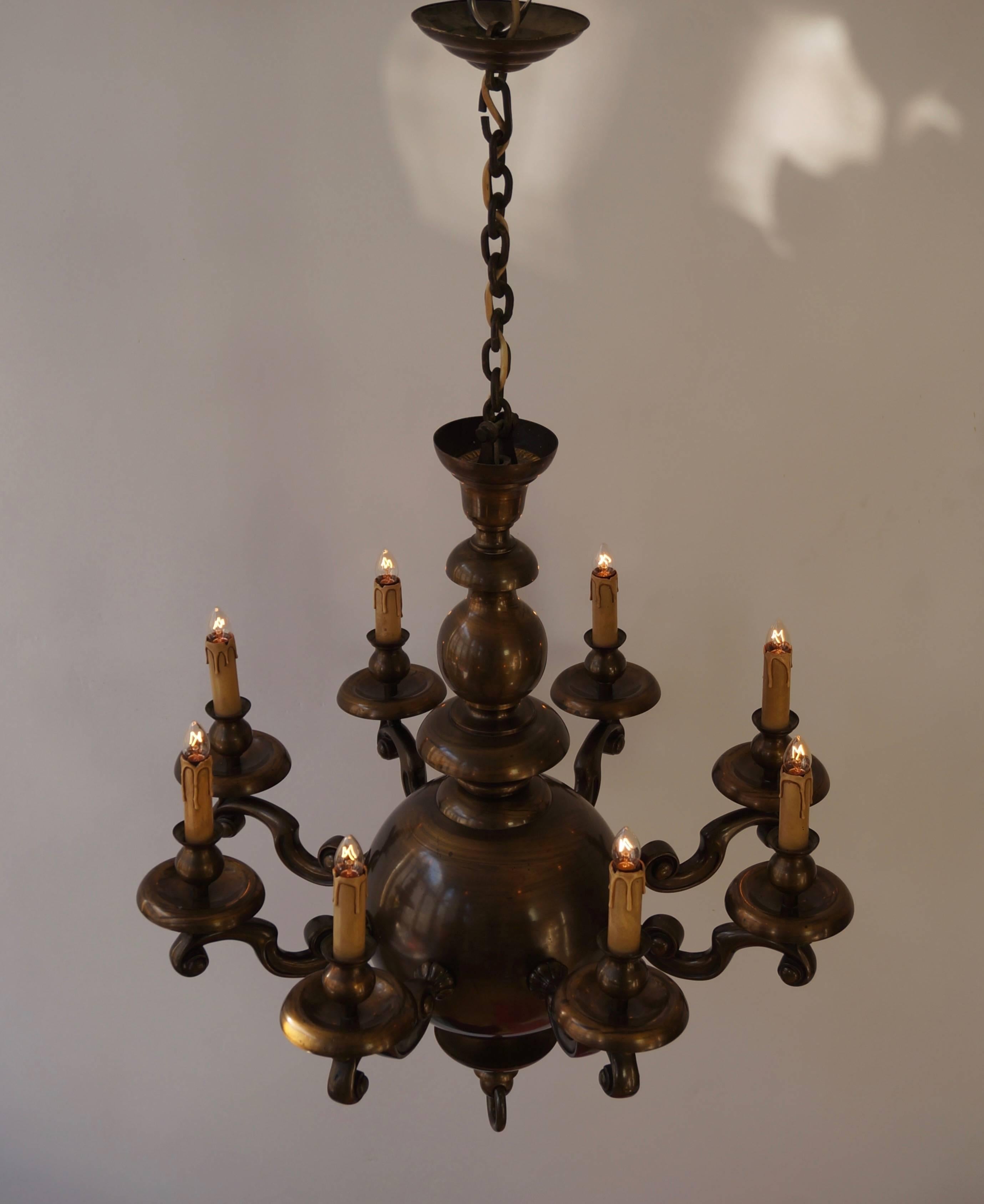 Massive bronze Flemish style chandelier with eight arms.
Eight E27 bulbs.
Total height with the chain is 100 cm.
Diameter: 66 cm.