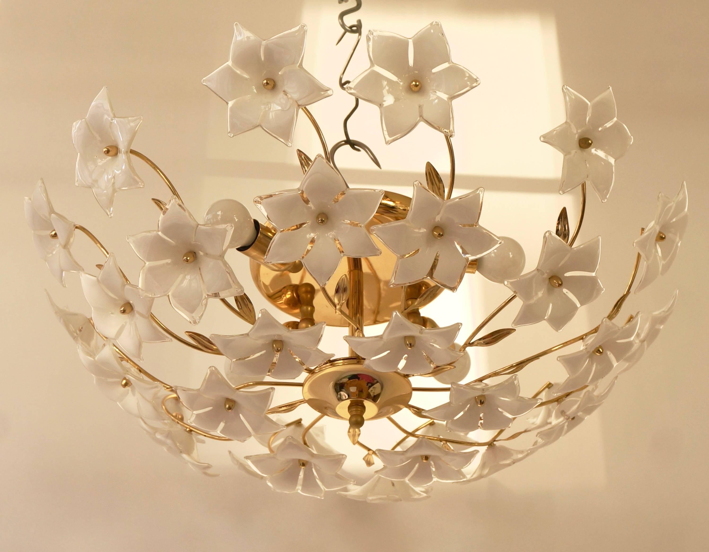 Italian wall light or flush mount with 30 Marano glass flowers.
Diameter: 60 cm.
Four E14 Bulbs.
