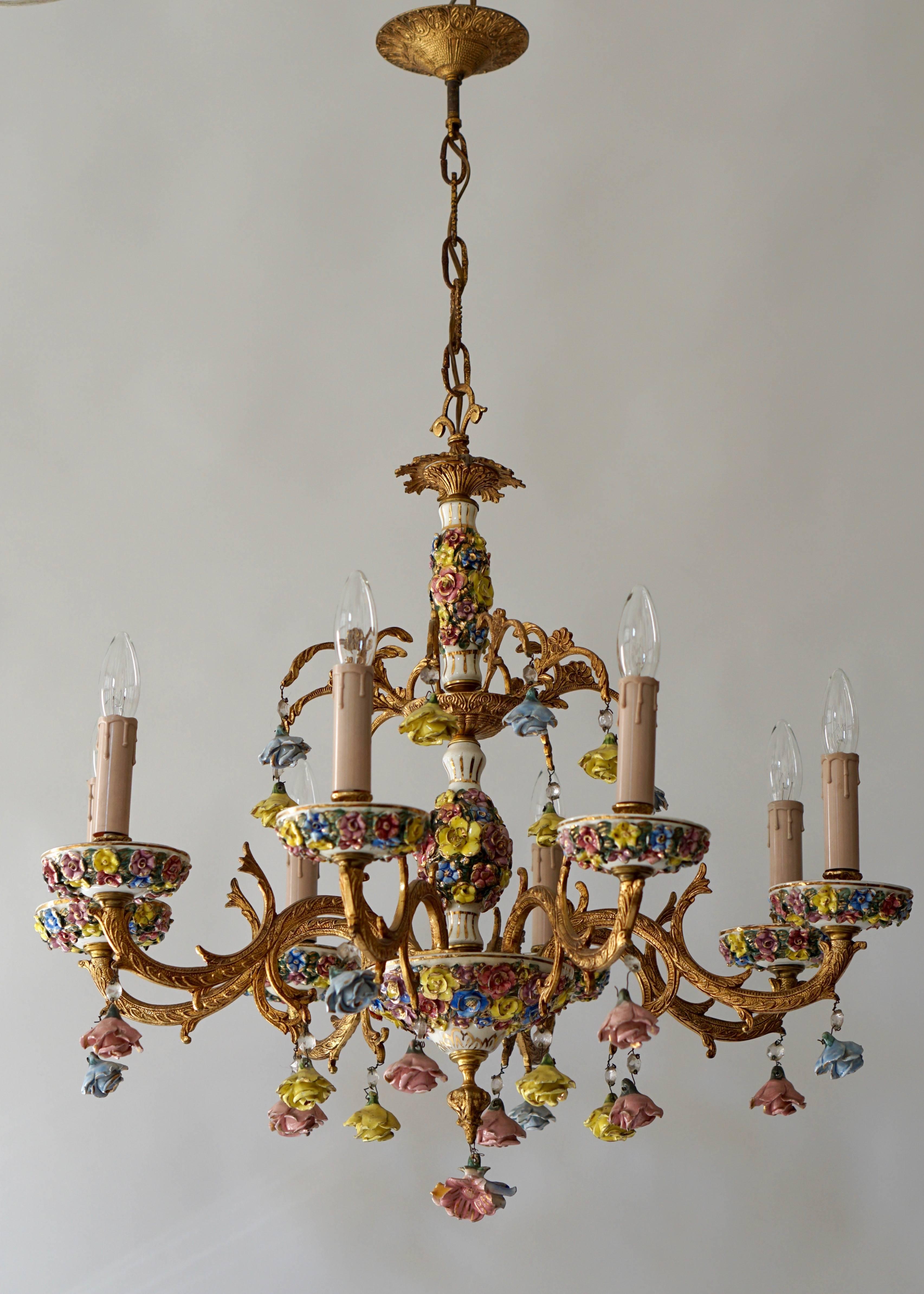 Wonderful eight-light handcrafted gilt metal with porcelain flowers chandelier.
Eight E 14 bulbs.