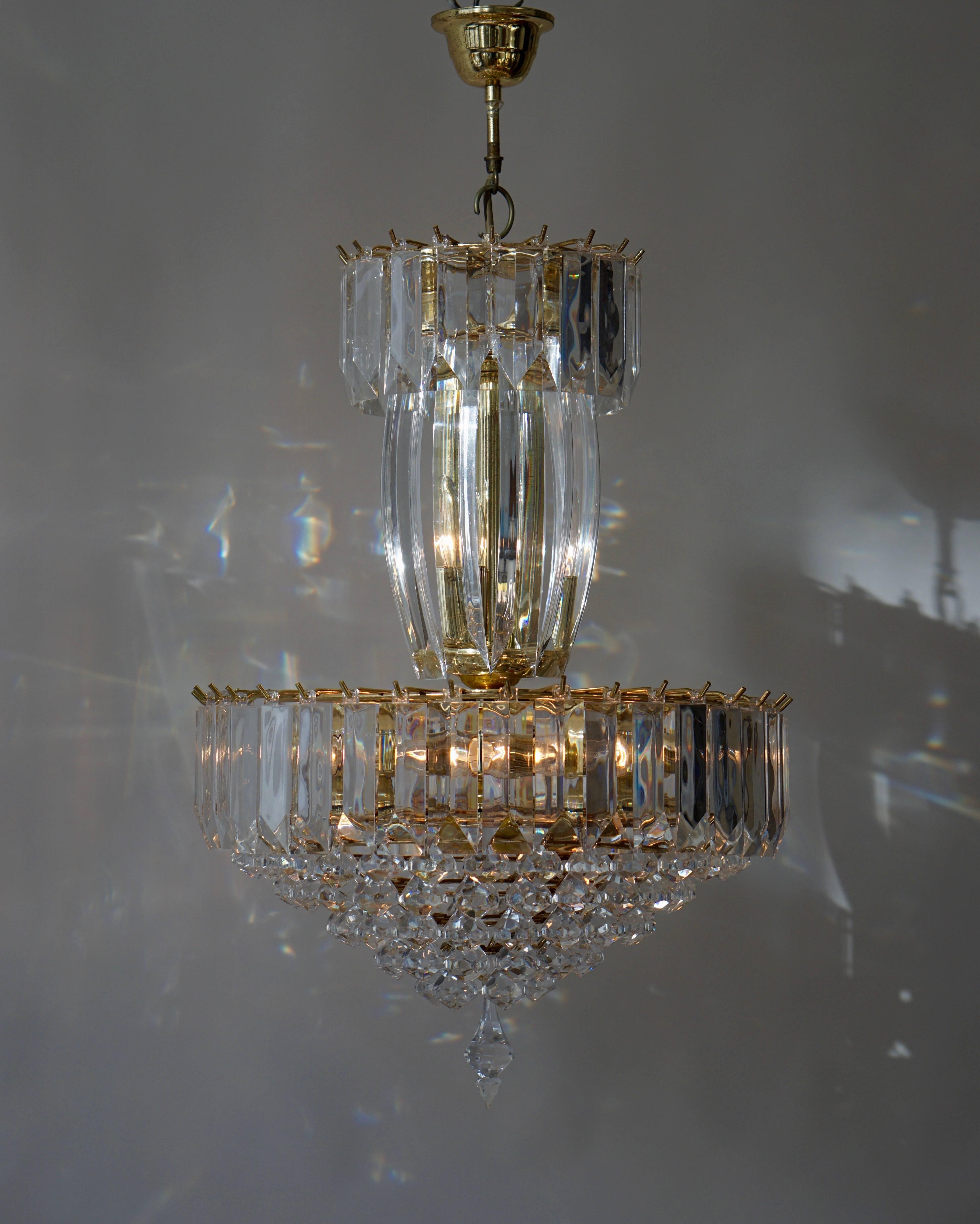 Italian chandelier in brass and plastic.
Diameter:45 cm.
Height:63 cm.
Total height with the chain:80 cm.
Eight E14 bulbs.