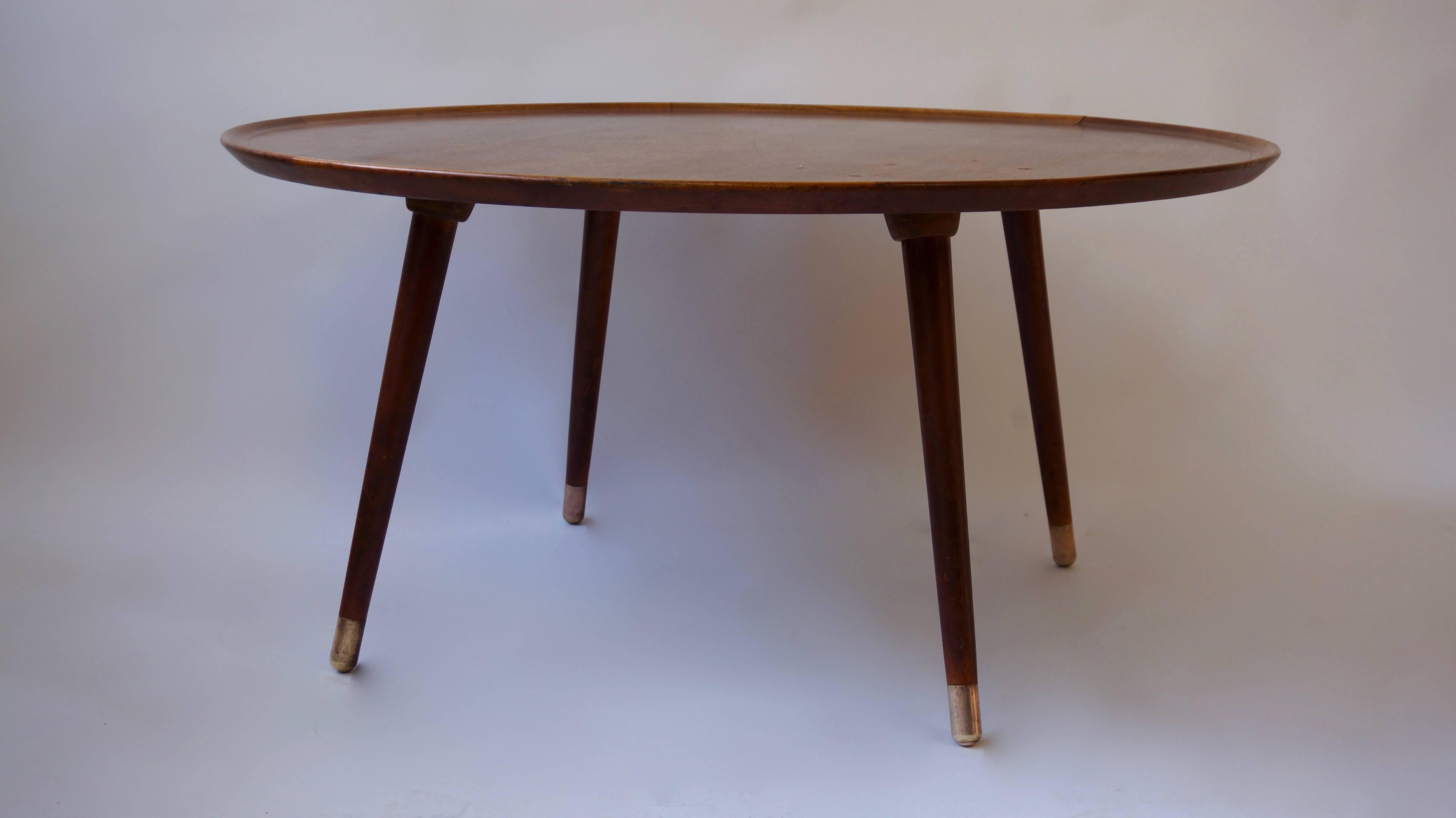 Fifties coffee table.

Diameter:95 cm.
Height:46 cm

