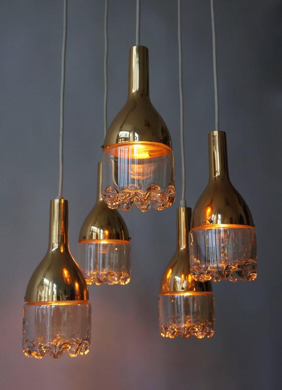 Italian brass and Murano glass pendant light.
The height is adjustable.
Five E14 bulbs.
Diameter 40 cm.