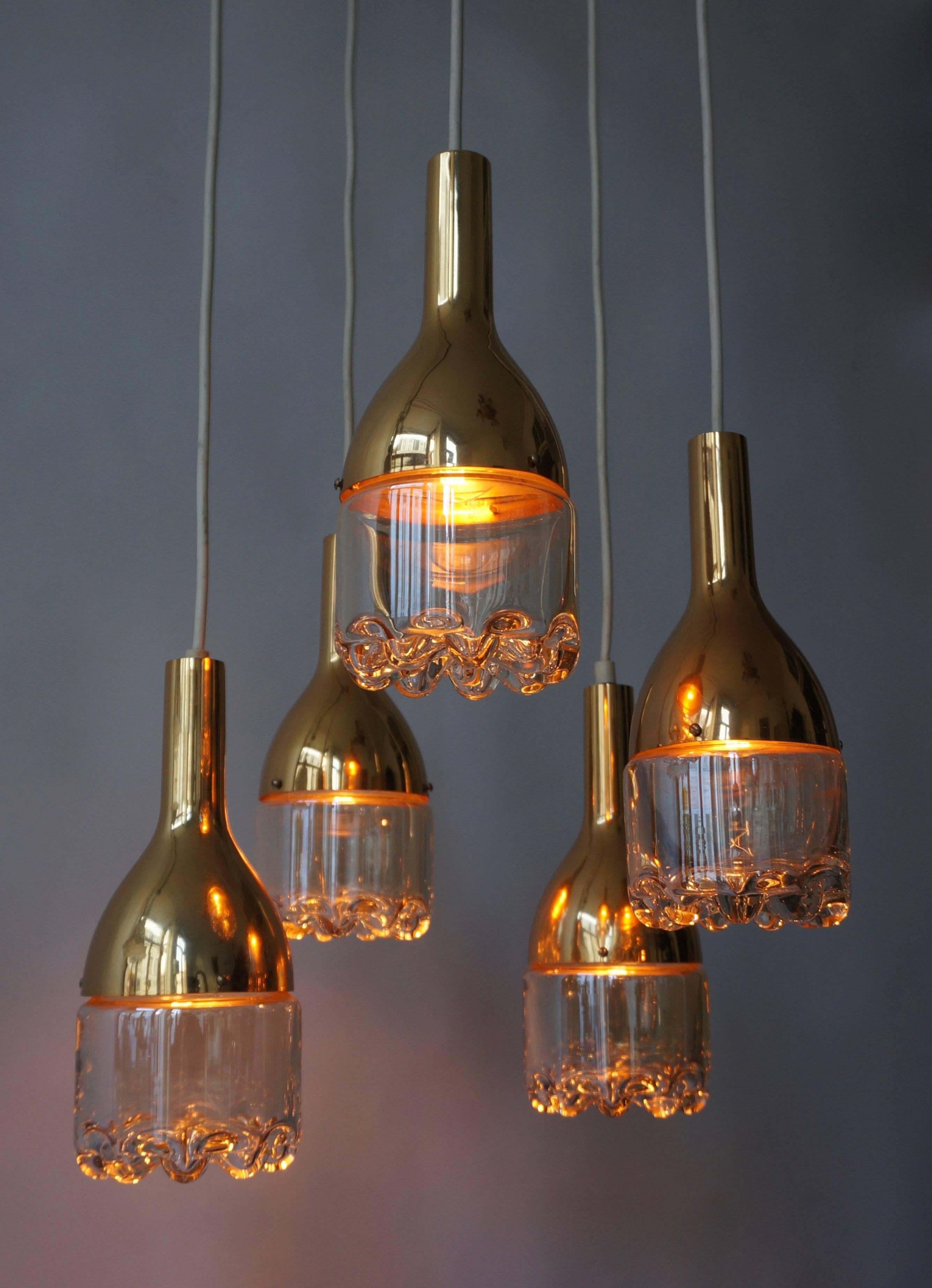 Italienische Pendelleuchte aus Messing und Murano-Glas.
Die Höhe ist einstellbar.
Fünf E14-Glühbirnen.
Durchmesser 40 cm.