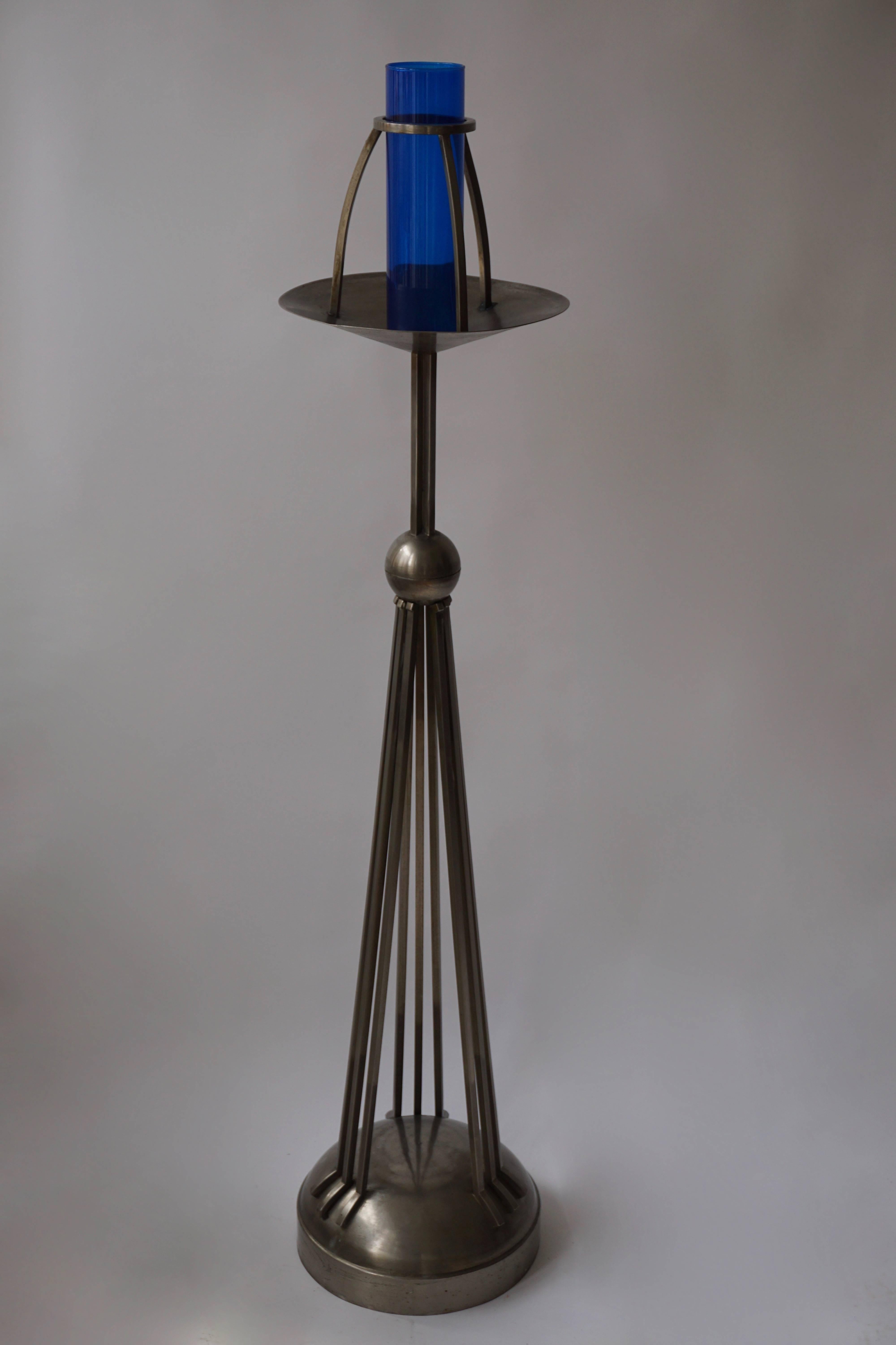 Candeliere Art Deco.

Misure: Altezza: 140 cm.
Diametro: 30 cm.