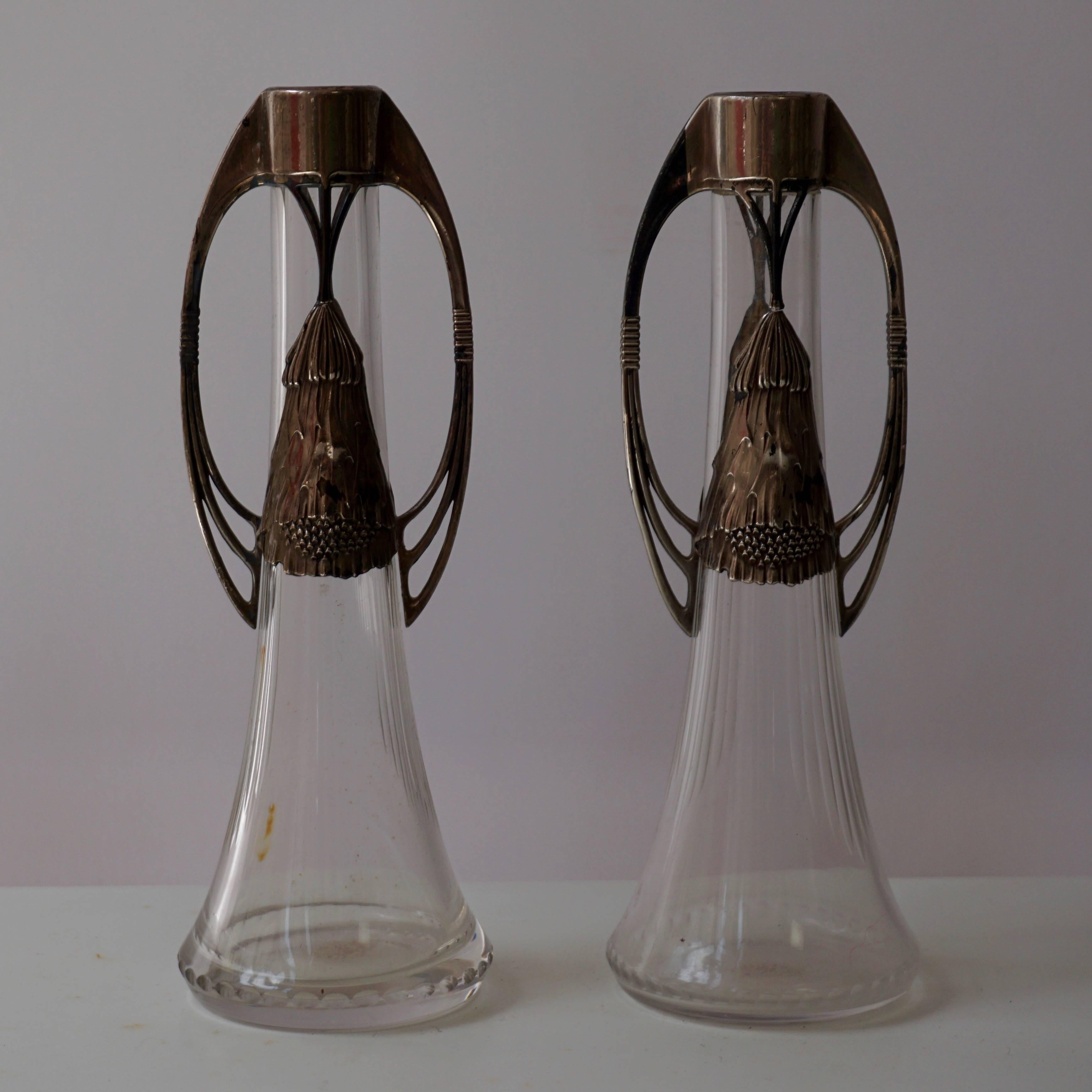 Une paire de vases WMF Art Nouveau en métal argenté avec décoration et garnitures en verre d'origine.