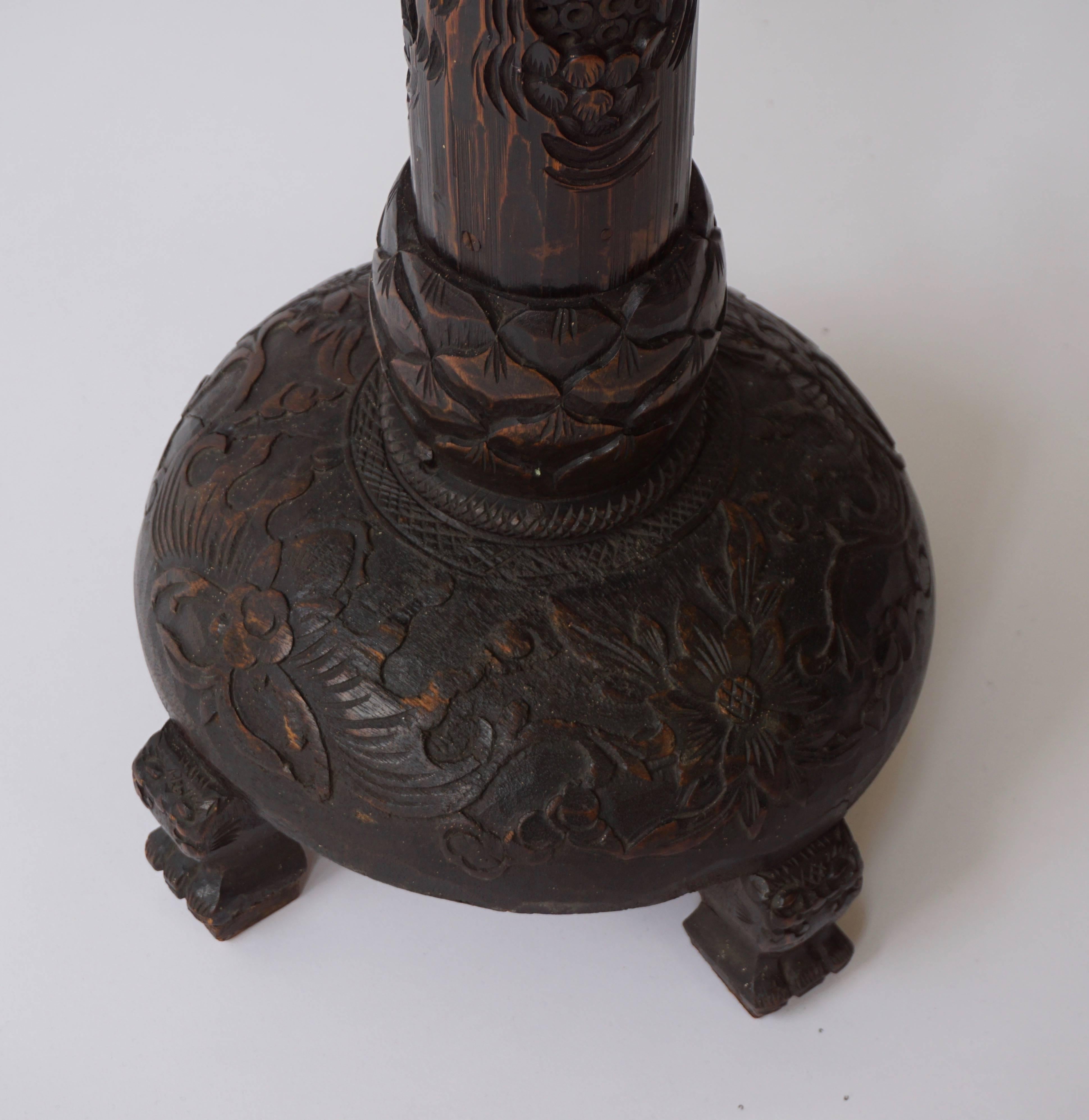Lámpara de pie tallada china antigua de los años 20 con pantalla de pagoda en venta 1
