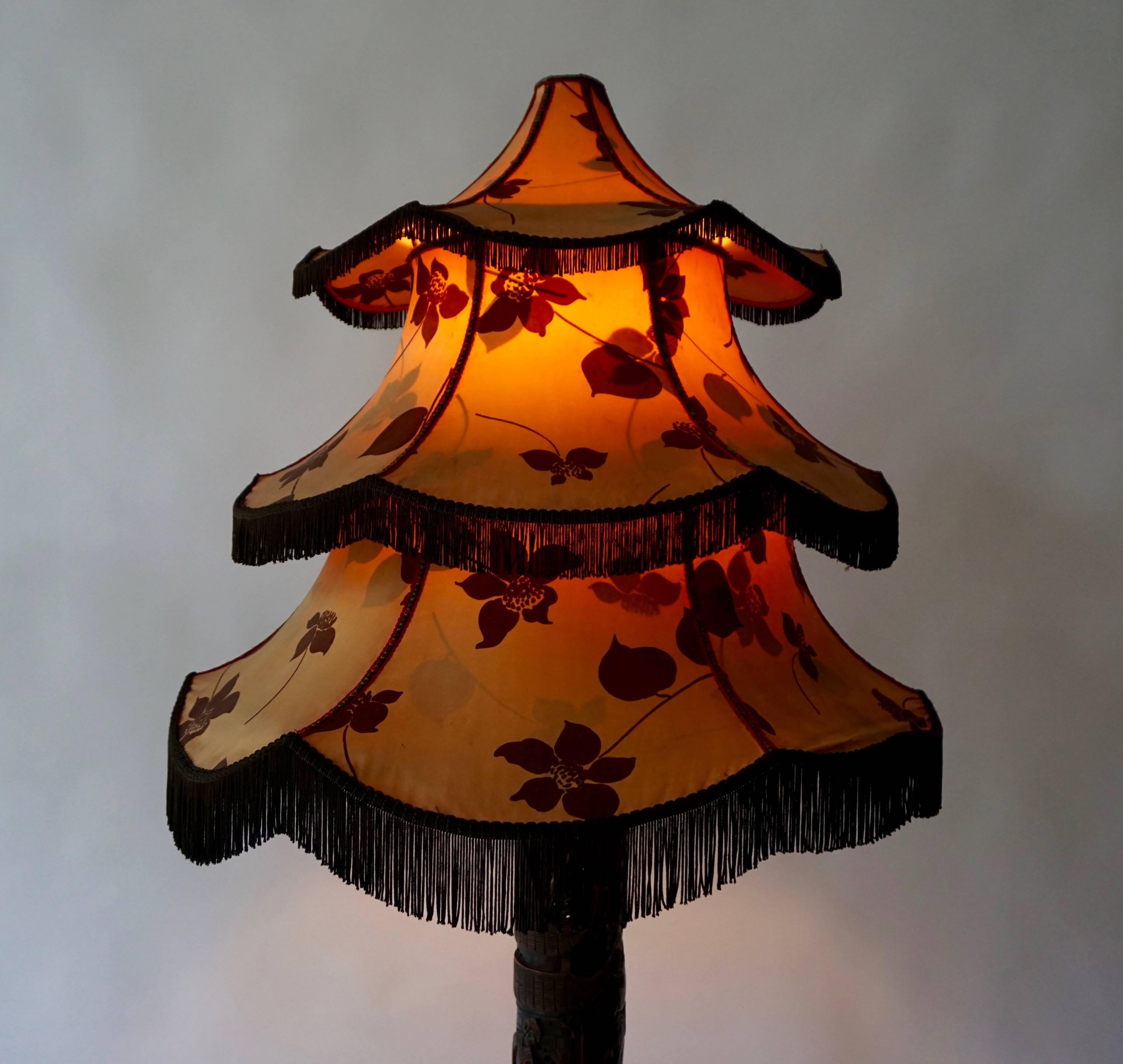 Chinese floor lamp.
For your consideration an antique floor lamp. Hand carved sculpture base in solid wood with a beautiful original pagoda shade decorated with flowers. China circa the 1920s. Wood in good shape. Nice details on the