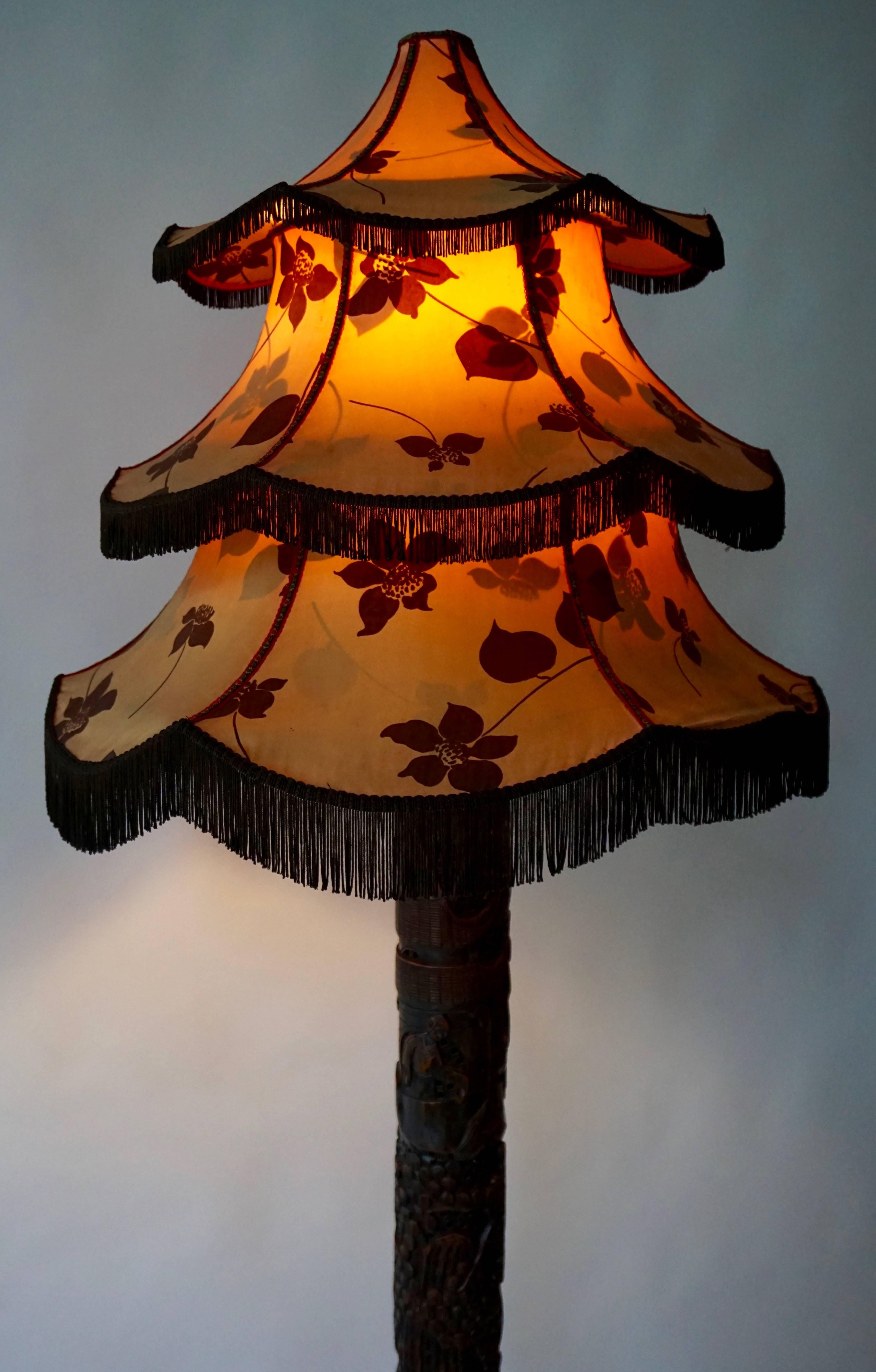 1920er Jahre feine antike chinesische geschnitzte Stehlampe mit Pagodenschirm (Chinesisch) im Angebot