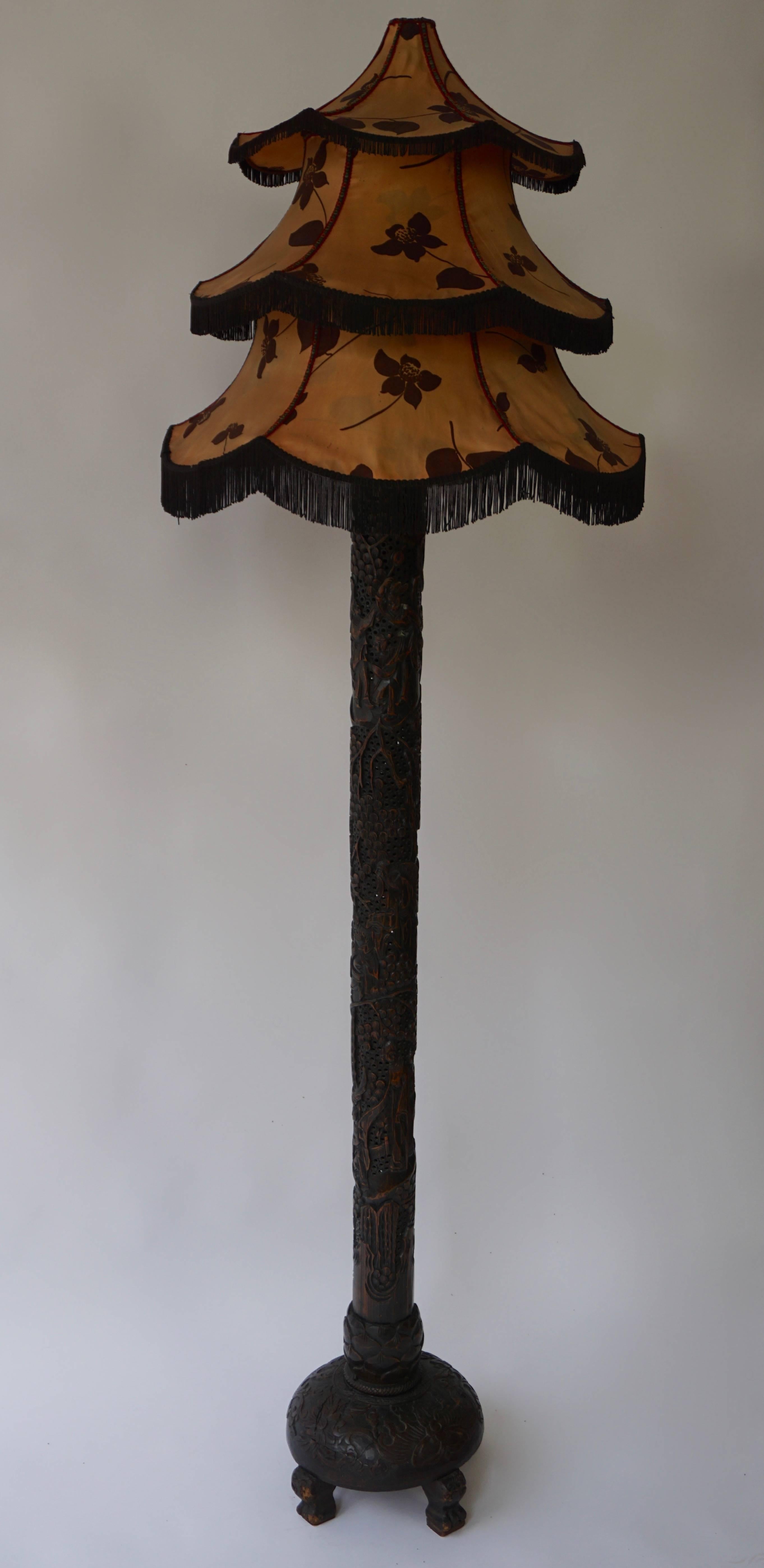 1920er Jahre feine antike chinesische geschnitzte Stehlampe mit Pagodenschirm (Handgeschnitzt) im Angebot