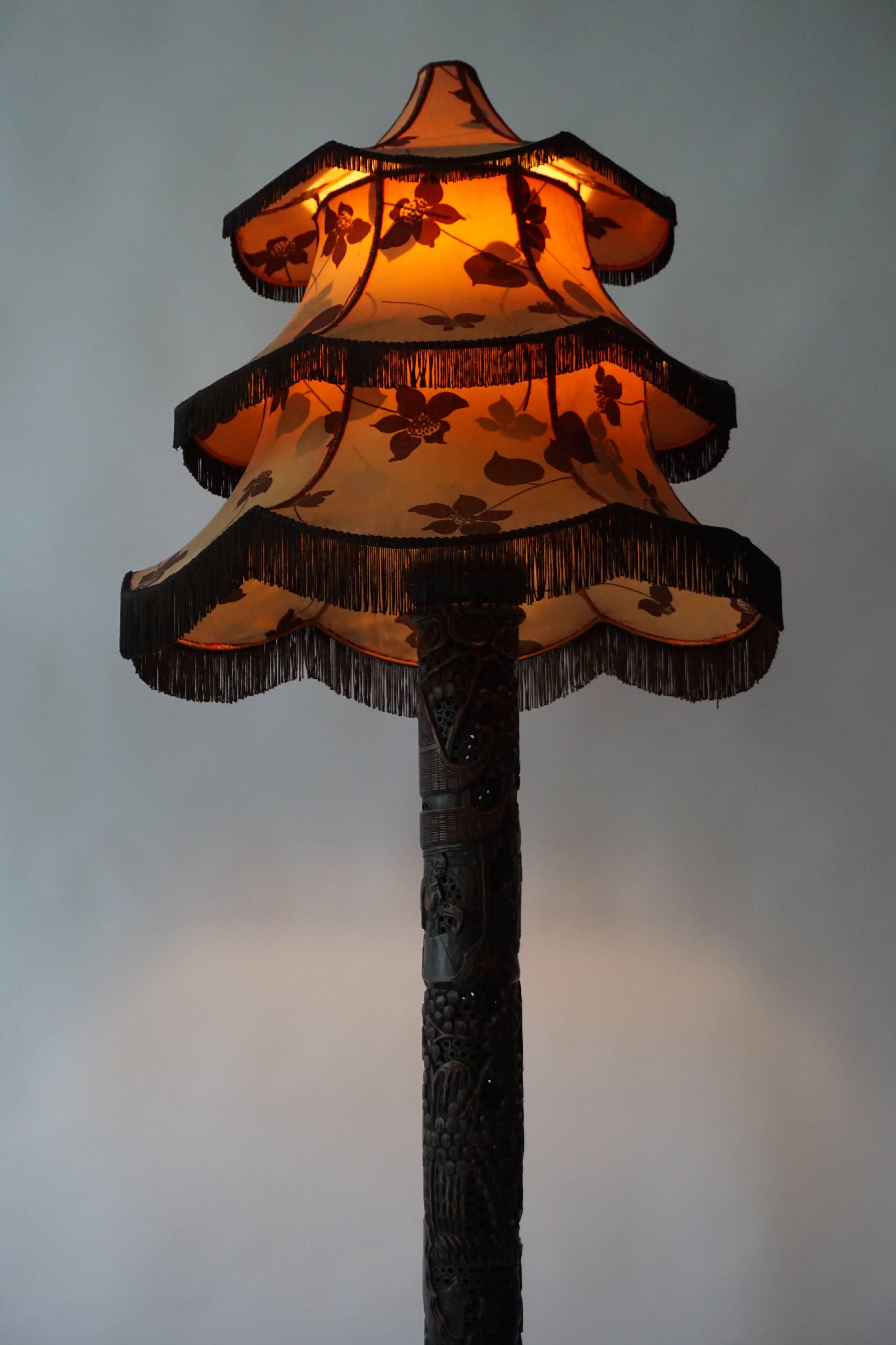 1920er Jahre feine antike chinesische geschnitzte Stehlampe mit Pagodenschirm (19. Jahrhundert) im Angebot