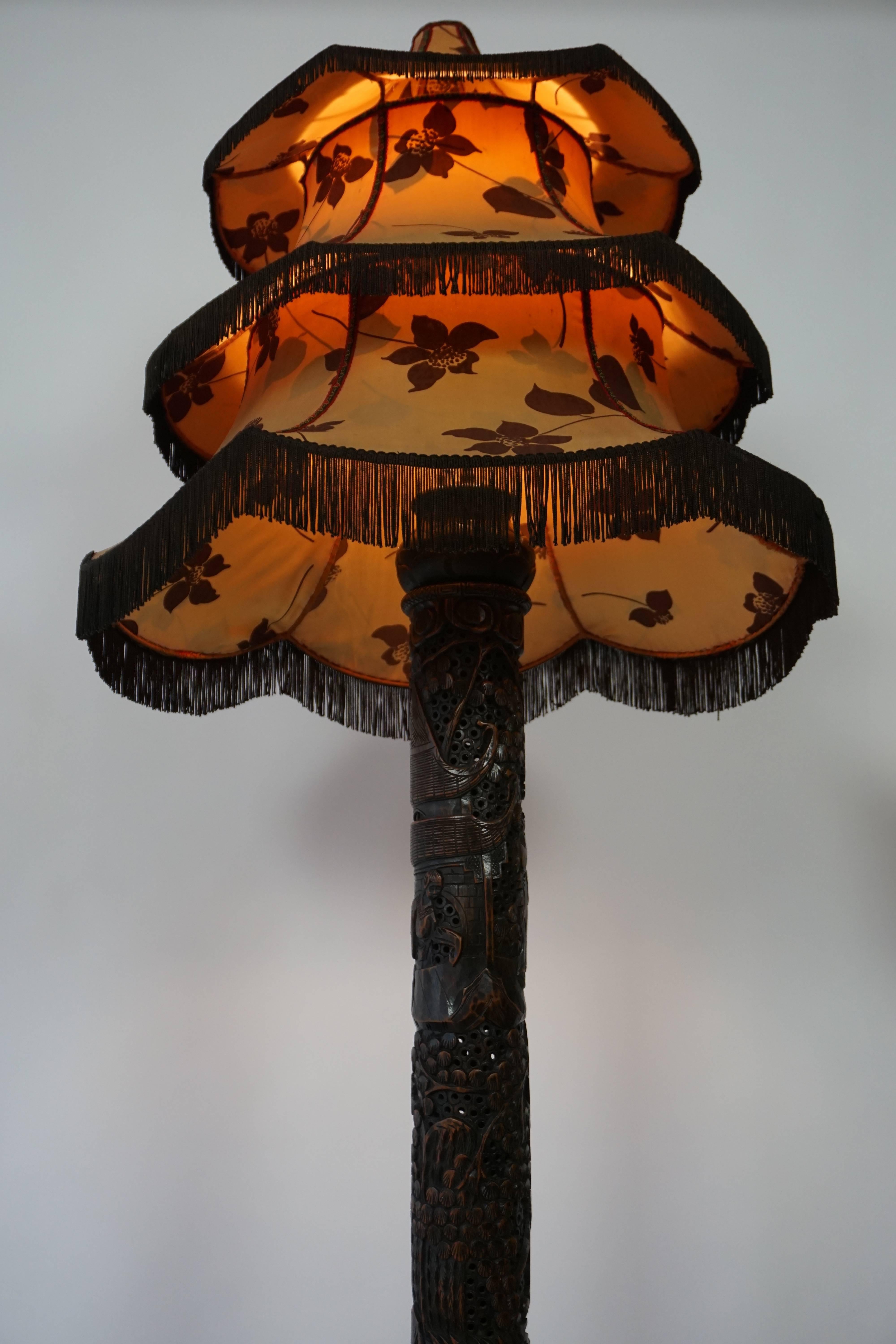 Lámpara de pie tallada china antigua de los años 20 con pantalla de pagoda siglo XIX en venta