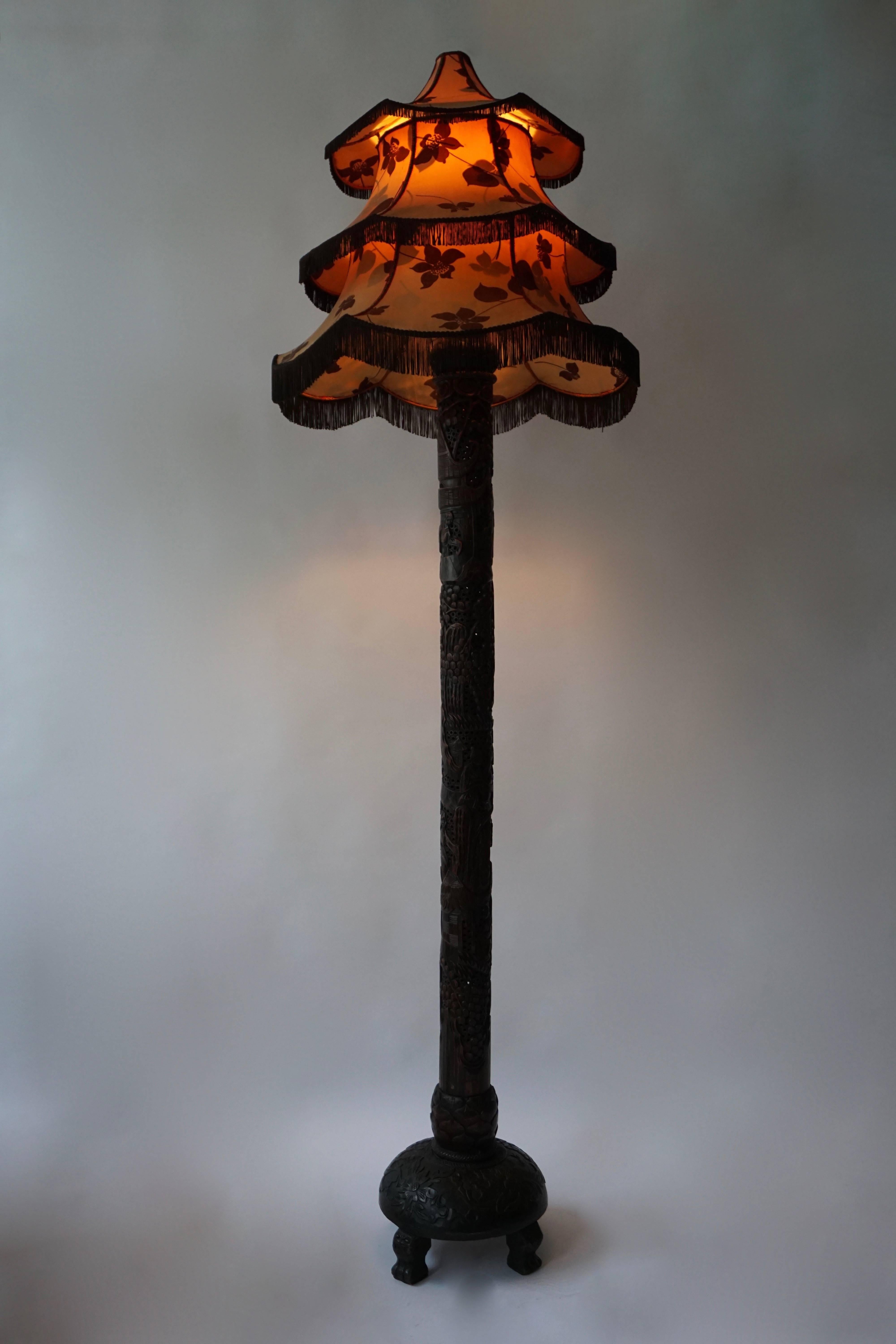 1920er Jahre feine antike chinesische geschnitzte Stehlampe mit Pagodenschirm (Moderne der Mitte des Jahrhunderts) im Angebot